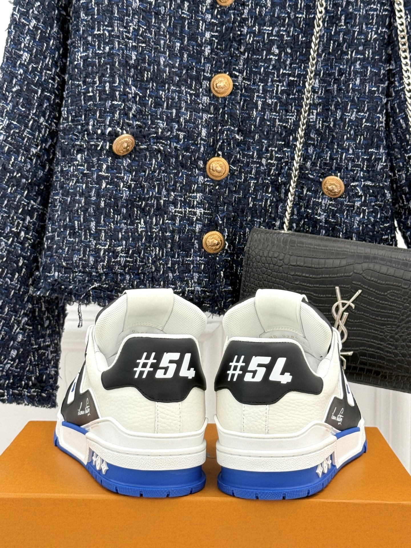 L*V驴牌经典情侣款商务定制休闲运动板鞋‼️
LV Trainer 运动鞋融合正绒面牛皮革和粒面牛皮