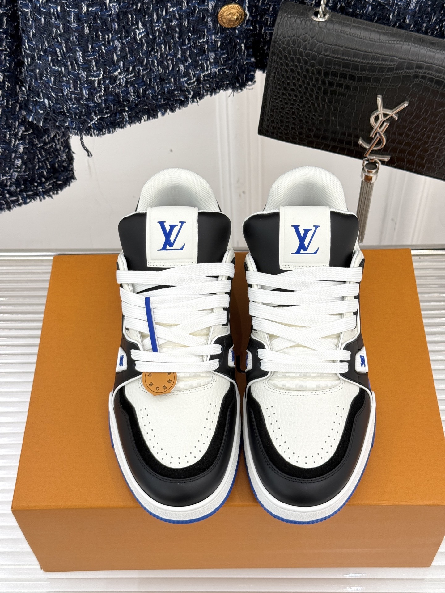 L*V驴牌经典情侣款商务定制休闲运动板鞋‼️
LV Trainer 运动鞋融合正绒面牛皮革和粒面牛皮