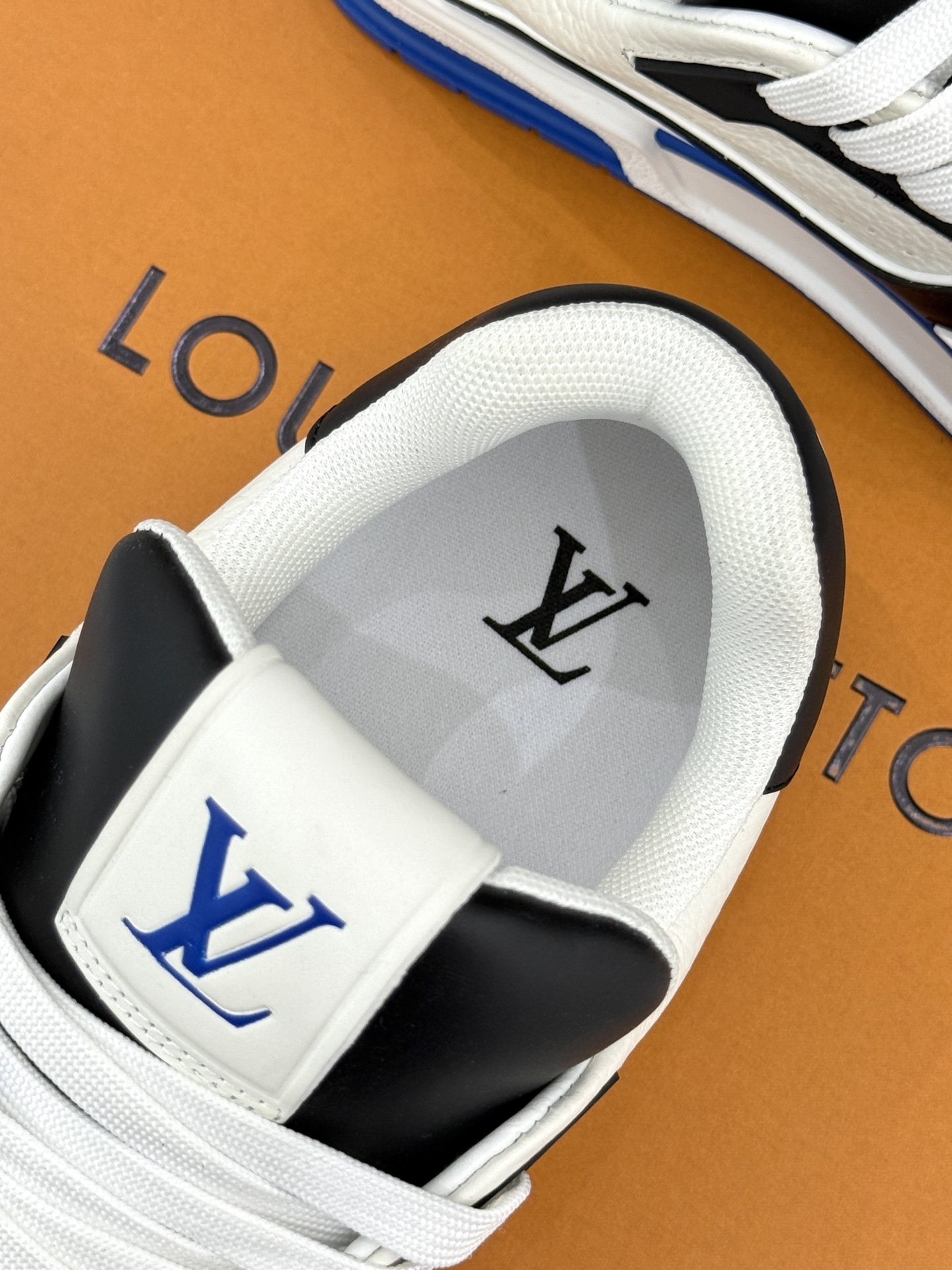 L*V驴牌经典情侣款商务定制休闲运动板鞋‼️
LV Trainer 运动鞋融合正绒面牛皮革和粒面牛皮