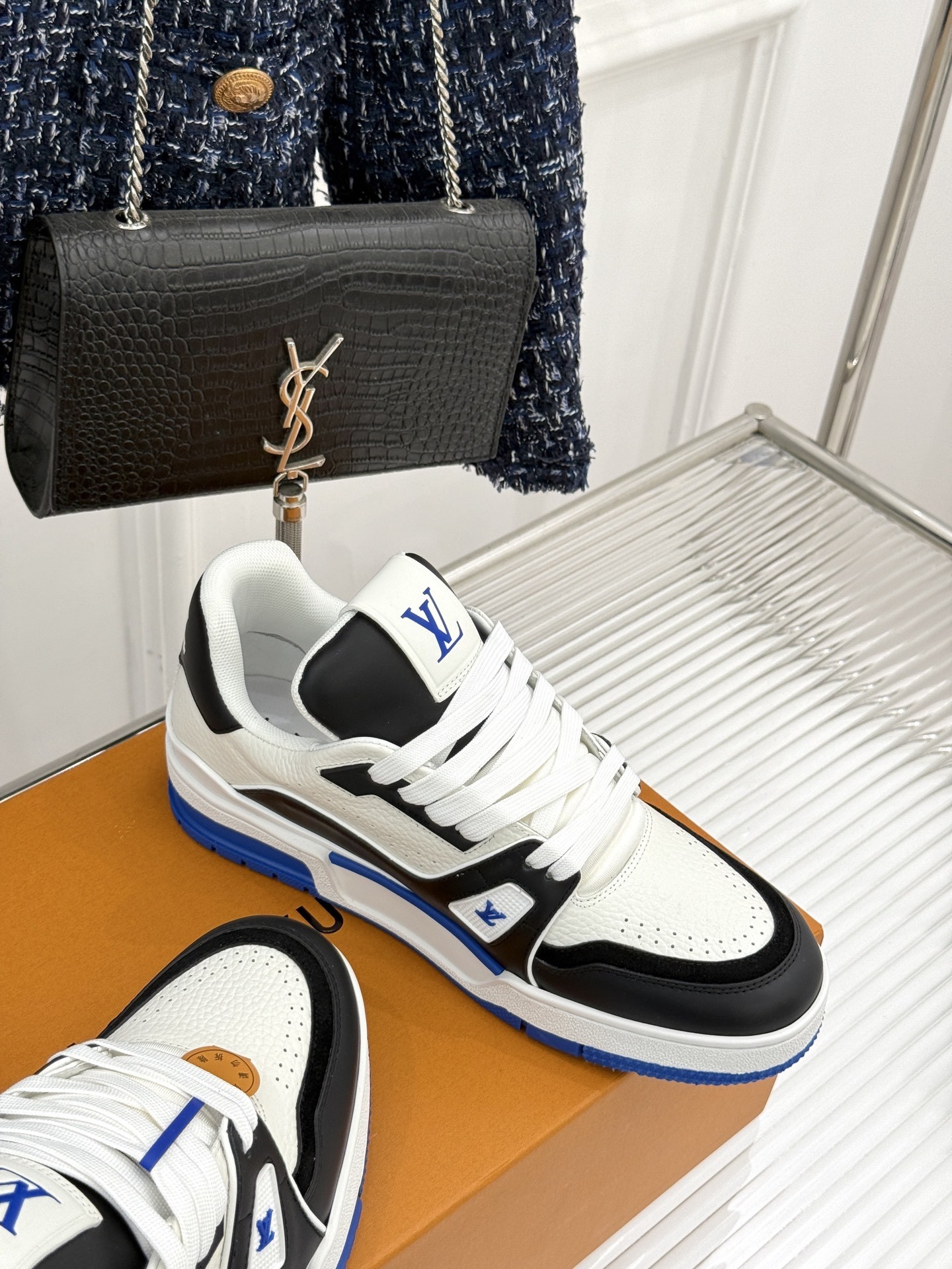 L*V驴牌经典情侣款商务定制休闲运动板鞋‼️
LV Trainer 运动鞋融合正绒面牛皮革和粒面牛皮