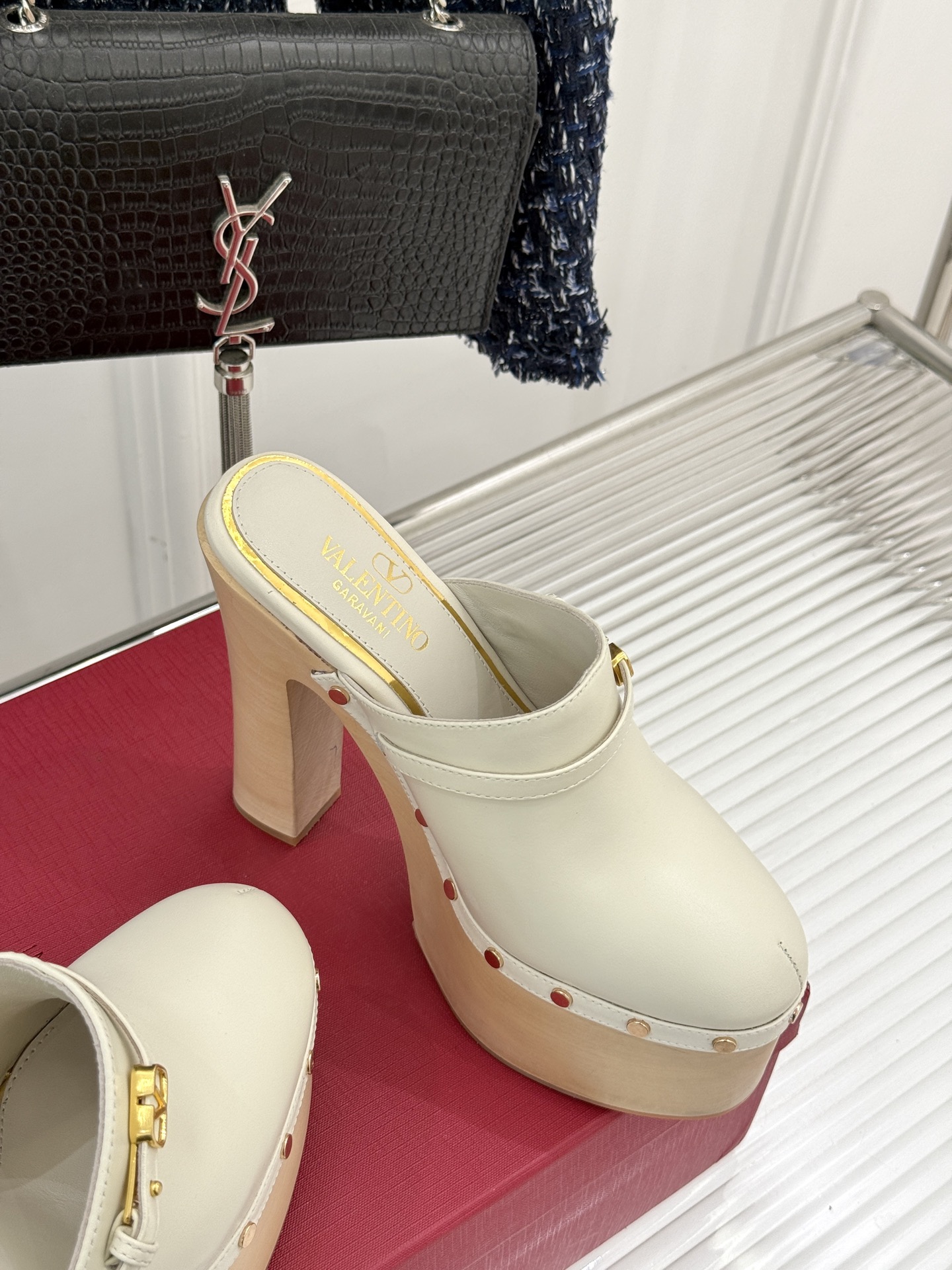 
Valenti*｜华伦天奴25S春夏新品
木底防水台高跟拖鞋
夏天拥有一双好看又时髦的拖鞋 
真的蛮重