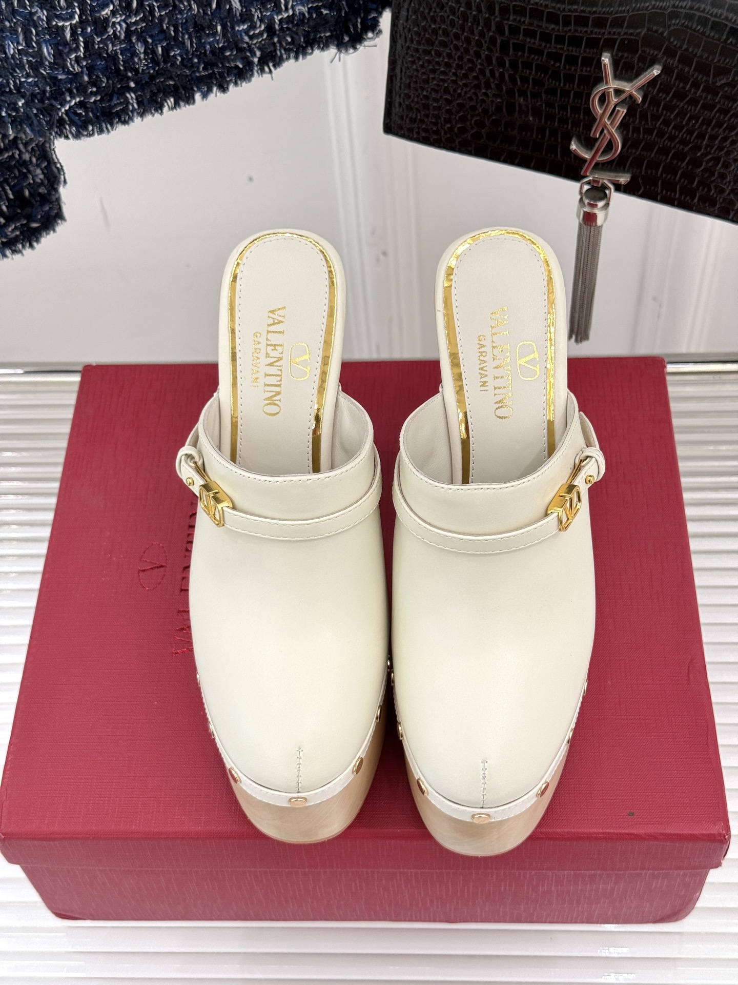 
Valenti*｜华伦天奴25S春夏新品
木底防水台高跟拖鞋
夏天拥有一双好看又时髦的拖鞋 
真的蛮重