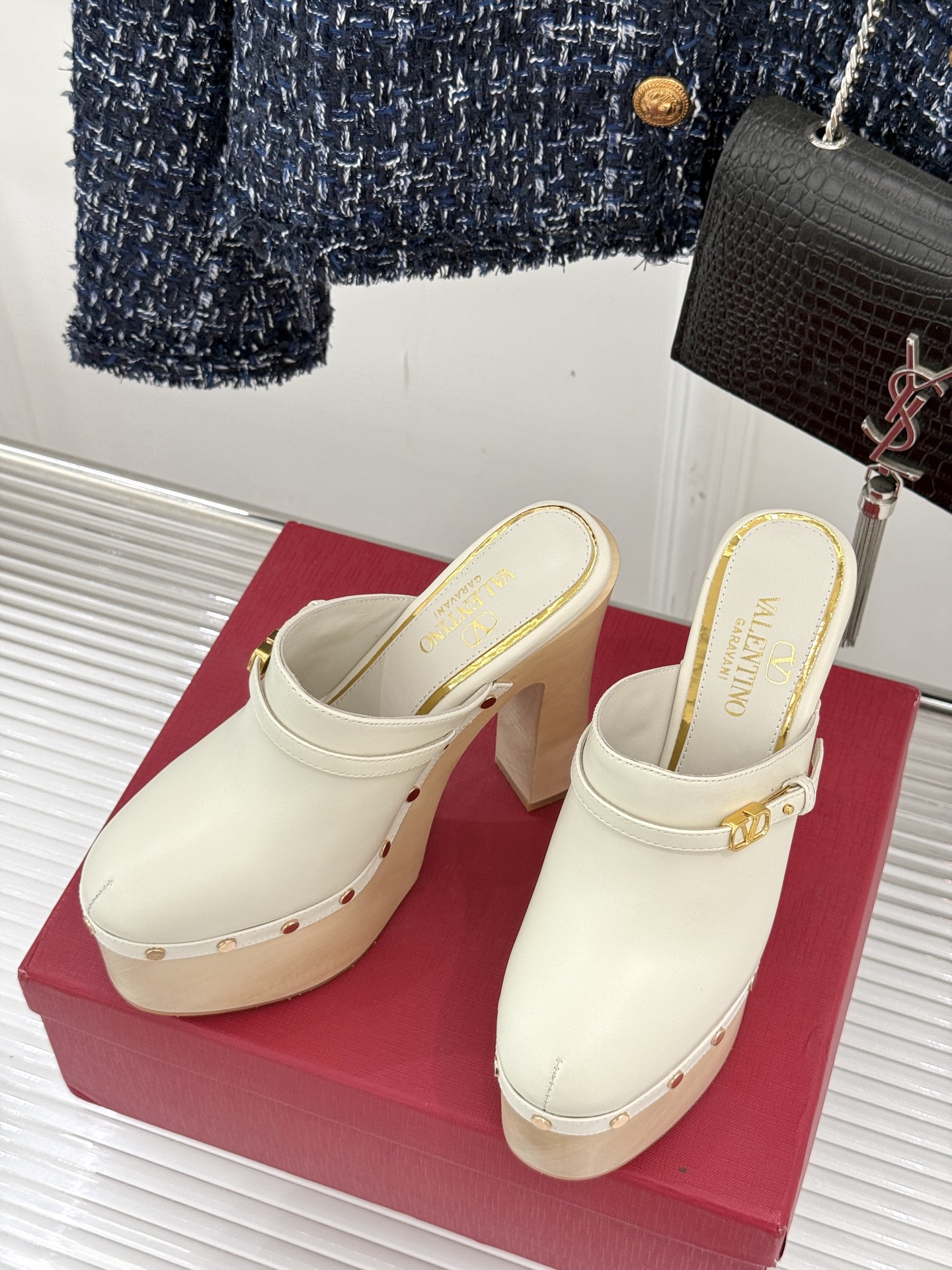 
Valenti*｜华伦天奴25S春夏新品
木底防水台高跟拖鞋
夏天拥有一双好看又时髦的拖鞋 
真的蛮重