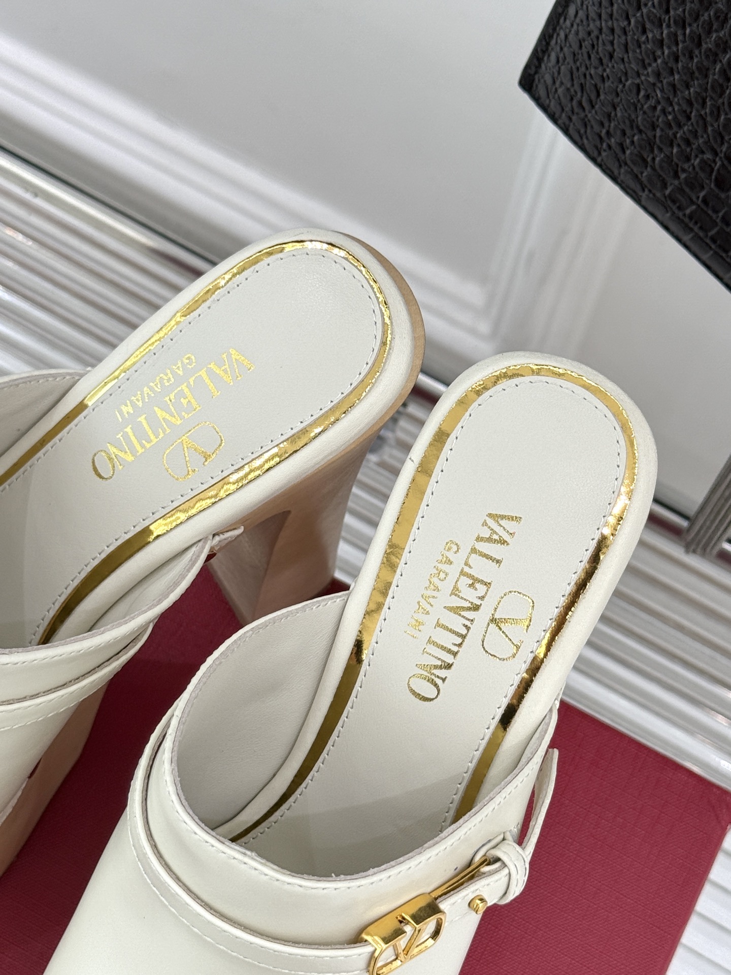 
Valenti*｜华伦天奴25S春夏新品
木底防水台高跟拖鞋
夏天拥有一双好看又时髦的拖鞋 
真的蛮重