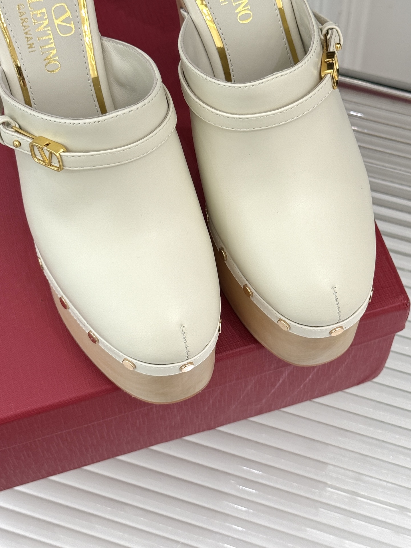 
Valenti*｜华伦天奴25S春夏新品
木底防水台高跟拖鞋
夏天拥有一双好看又时髦的拖鞋 
真的蛮重