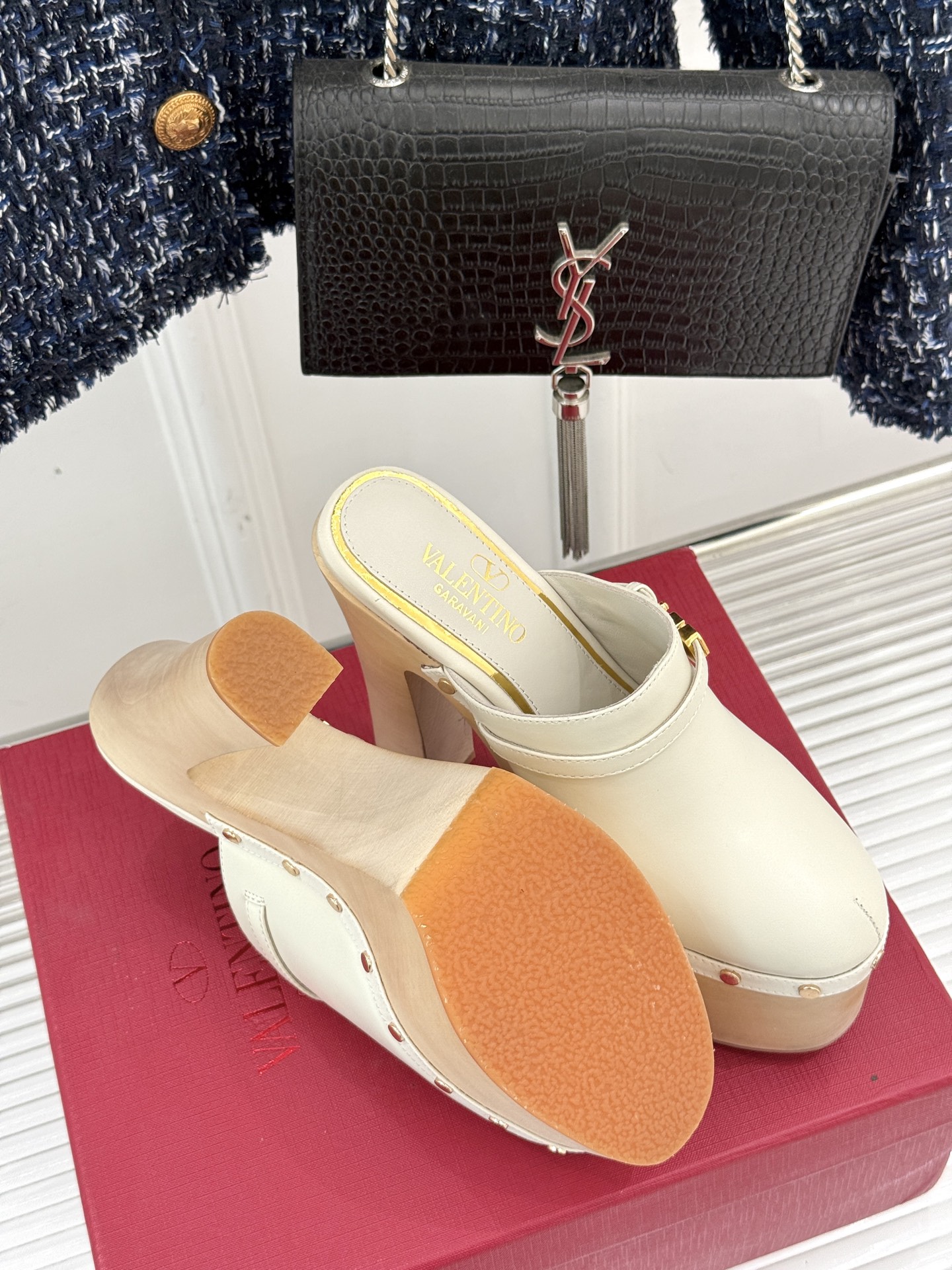
Valenti*｜华伦天奴25S春夏新品
木底防水台高跟拖鞋
夏天拥有一双好看又时髦的拖鞋 
真的蛮重