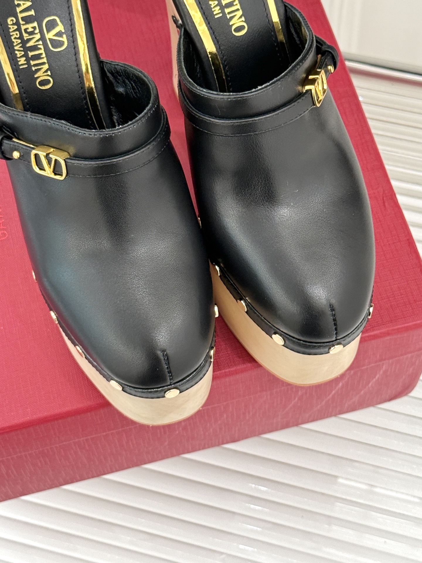 
Valenti*｜华伦天奴25S春夏新品
木底防水台高跟拖鞋
夏天拥有一双好看又时髦的拖鞋 
真的蛮重