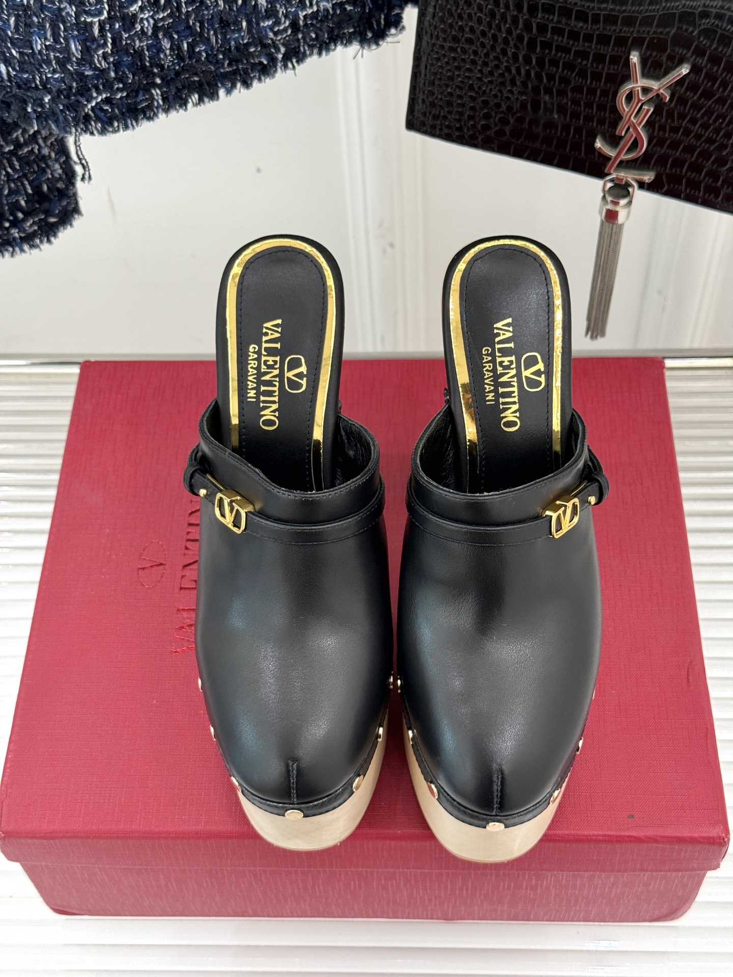 
Valenti*｜华伦天奴25S春夏新品
木底防水台高跟拖鞋
夏天拥有一双好看又时髦的拖鞋 
真的蛮重