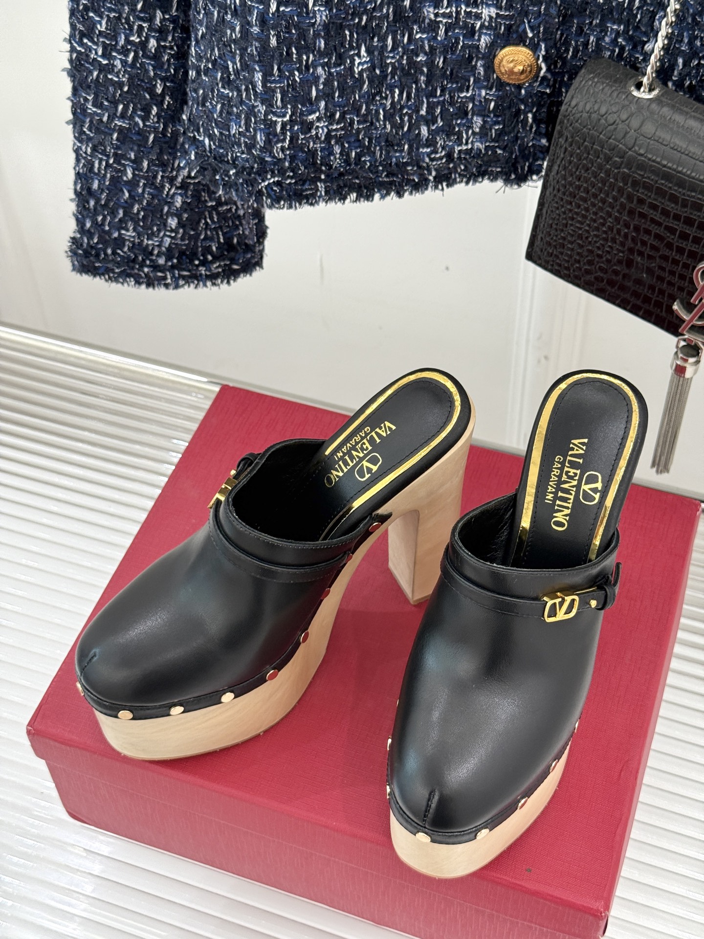 
Valenti*｜华伦天奴25S春夏新品
木底防水台高跟拖鞋
夏天拥有一双好看又时髦的拖鞋 
真的蛮重