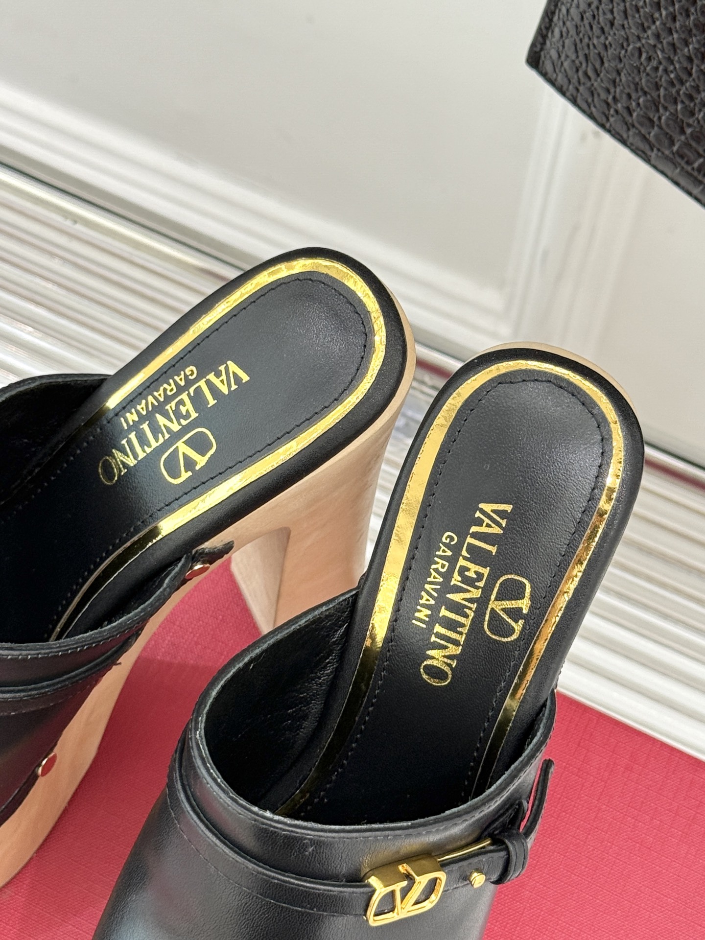 
Valenti*｜华伦天奴25S春夏新品
木底防水台高跟拖鞋
夏天拥有一双好看又时髦的拖鞋 
真的蛮重
