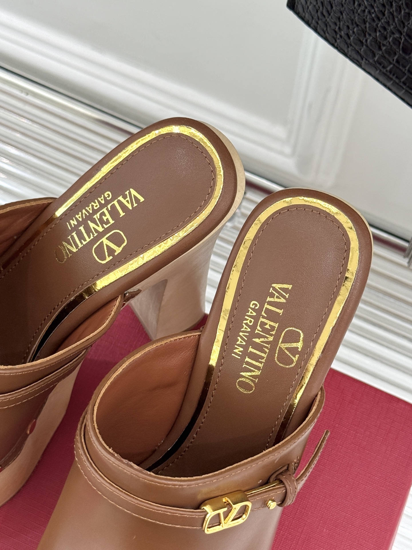 
Valenti*｜华伦天奴25S春夏新品
木底防水台高跟拖鞋
夏天拥有一双好看又时髦的拖鞋 
真的蛮重