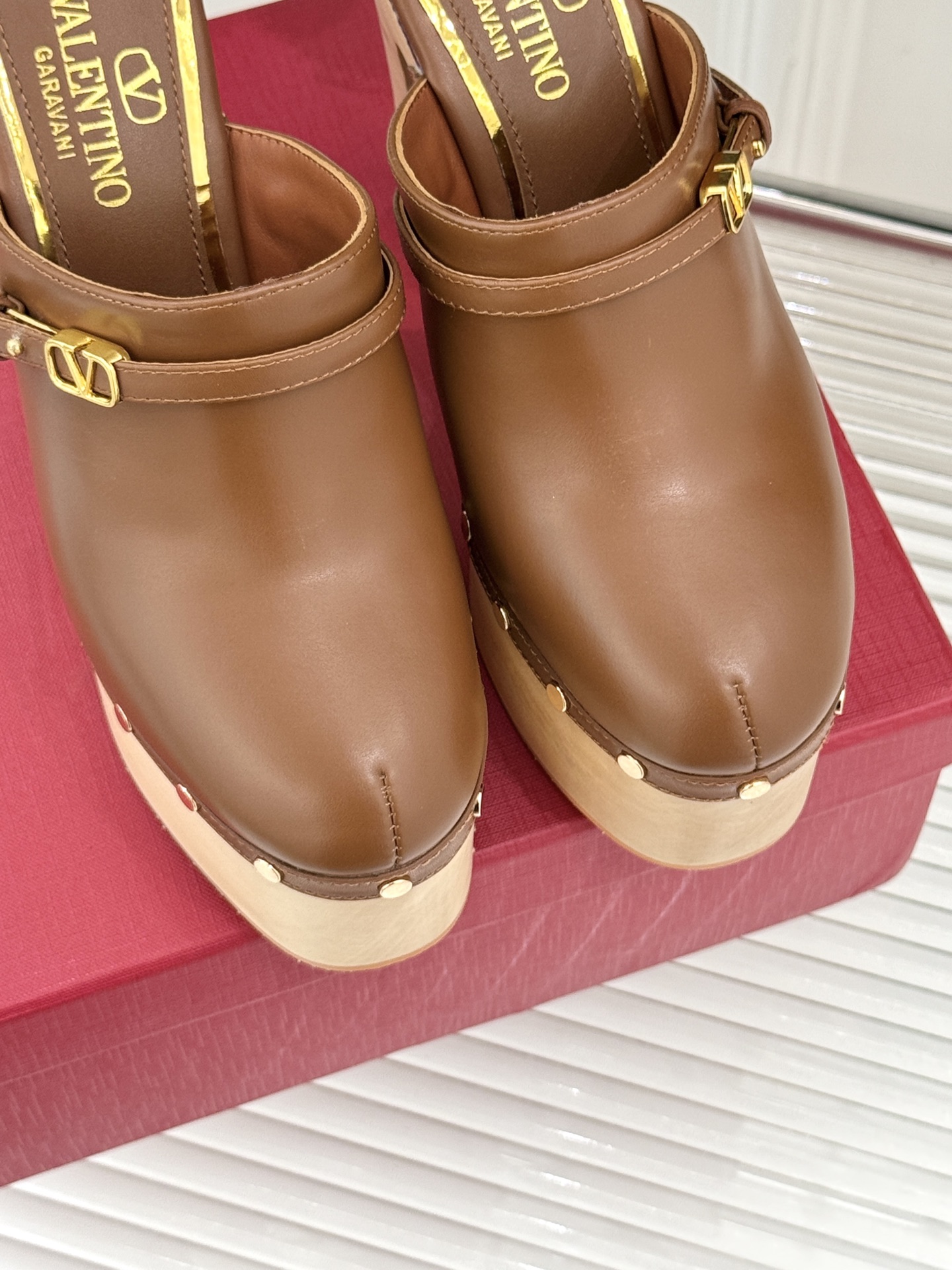 
Valenti*｜华伦天奴25S春夏新品
木底防水台高跟拖鞋
夏天拥有一双好看又时髦的拖鞋 
真的蛮重