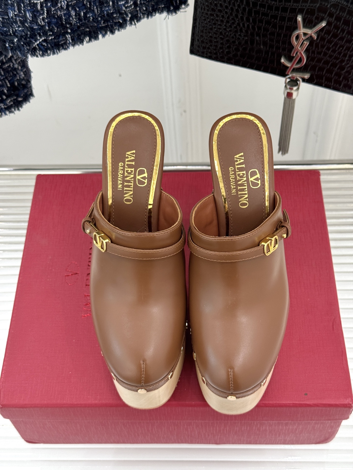 
Valenti*｜华伦天奴25S春夏新品
木底防水台高跟拖鞋
夏天拥有一双好看又时髦的拖鞋 
真的蛮重