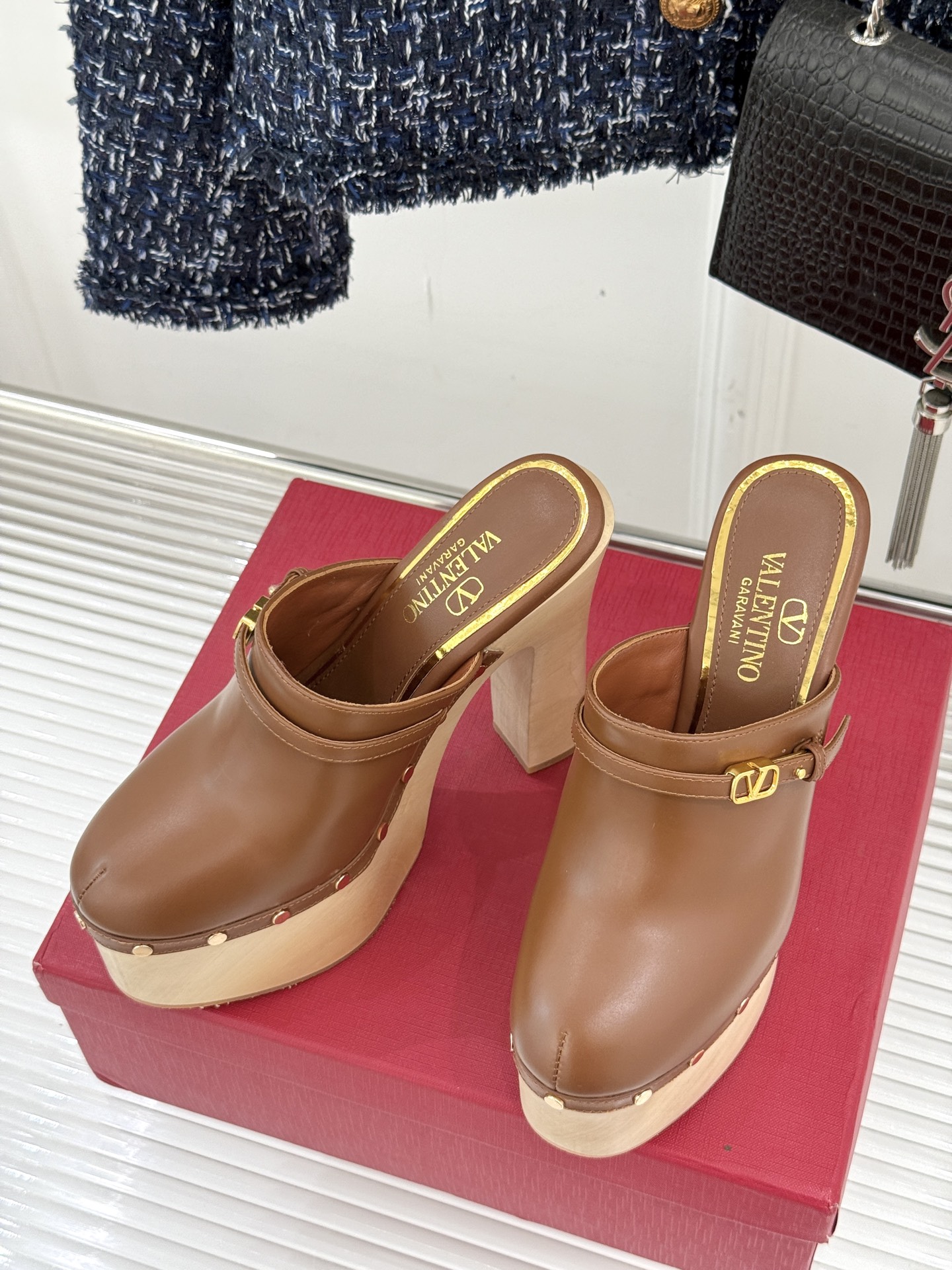 
Valenti*｜华伦天奴25S春夏新品
木底防水台高跟拖鞋
夏天拥有一双好看又时髦的拖鞋 
真的蛮重