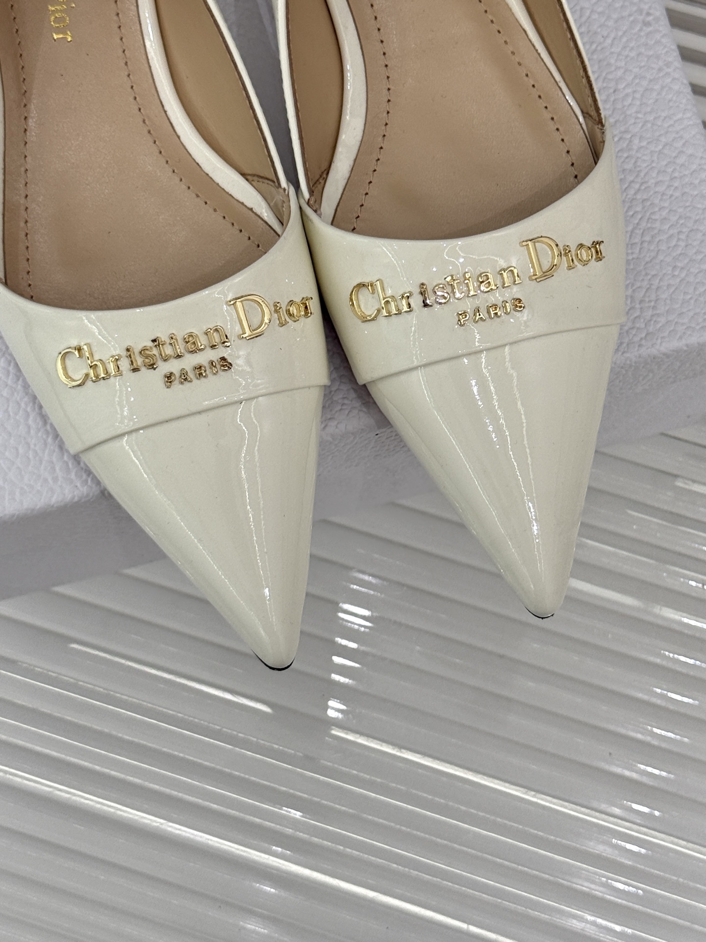 
Dior/迪奥25S新品尖头字母尖头
后跟凉鞋高跟鞋
这季的字母系列真的要狂种草啦~
字母logo设计