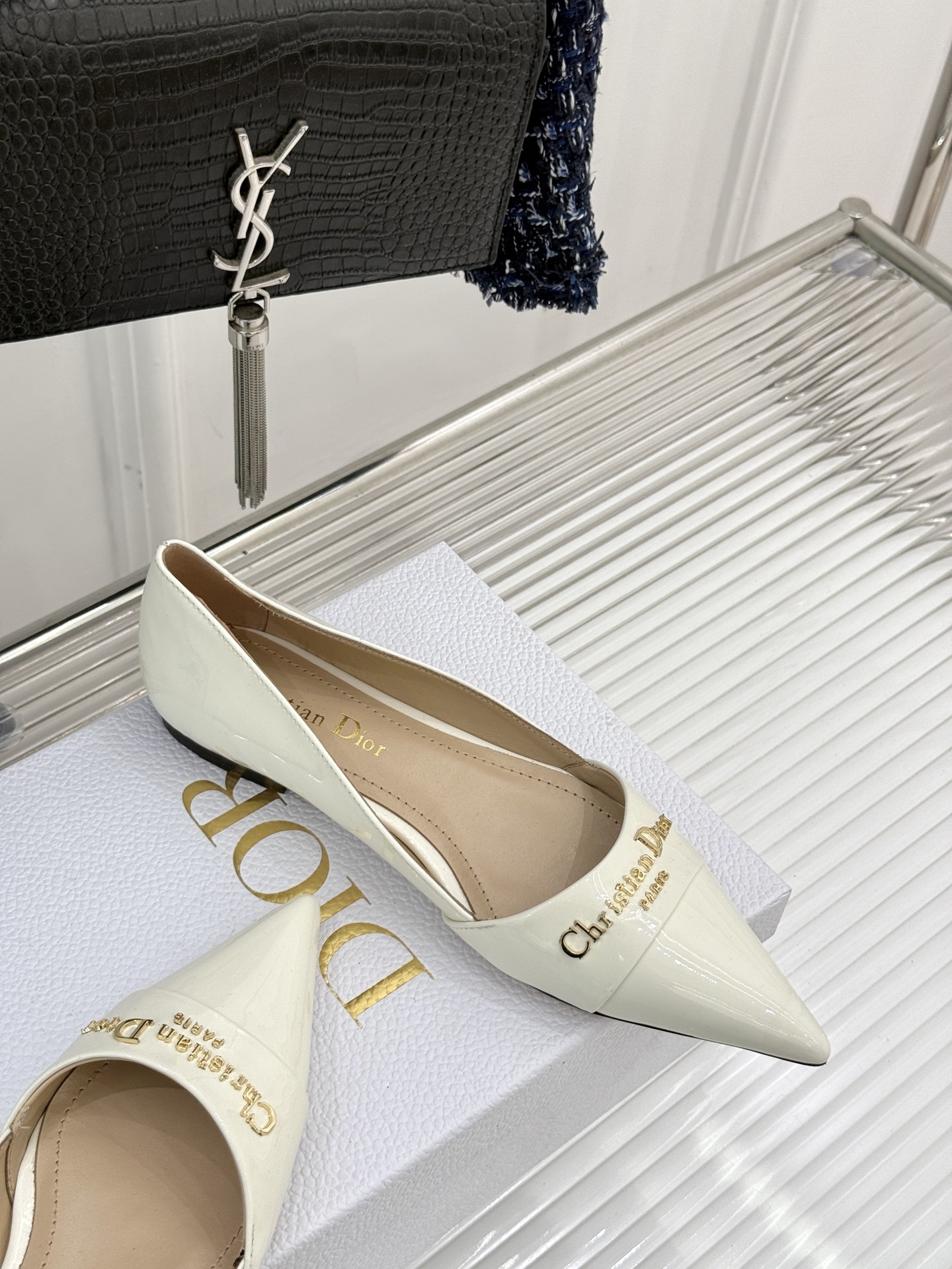 
Dior/迪奥25S新品尖头字母尖头
后跟凉鞋高跟鞋
这季的字母系列真的要狂种草啦~
字母logo设计