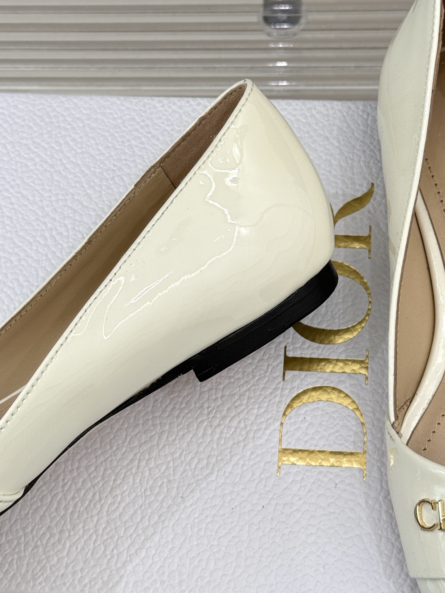 
Dior/迪奥25S新品尖头字母尖头
后跟凉鞋高跟鞋
这季的字母系列真的要狂种草啦~
字母logo设计