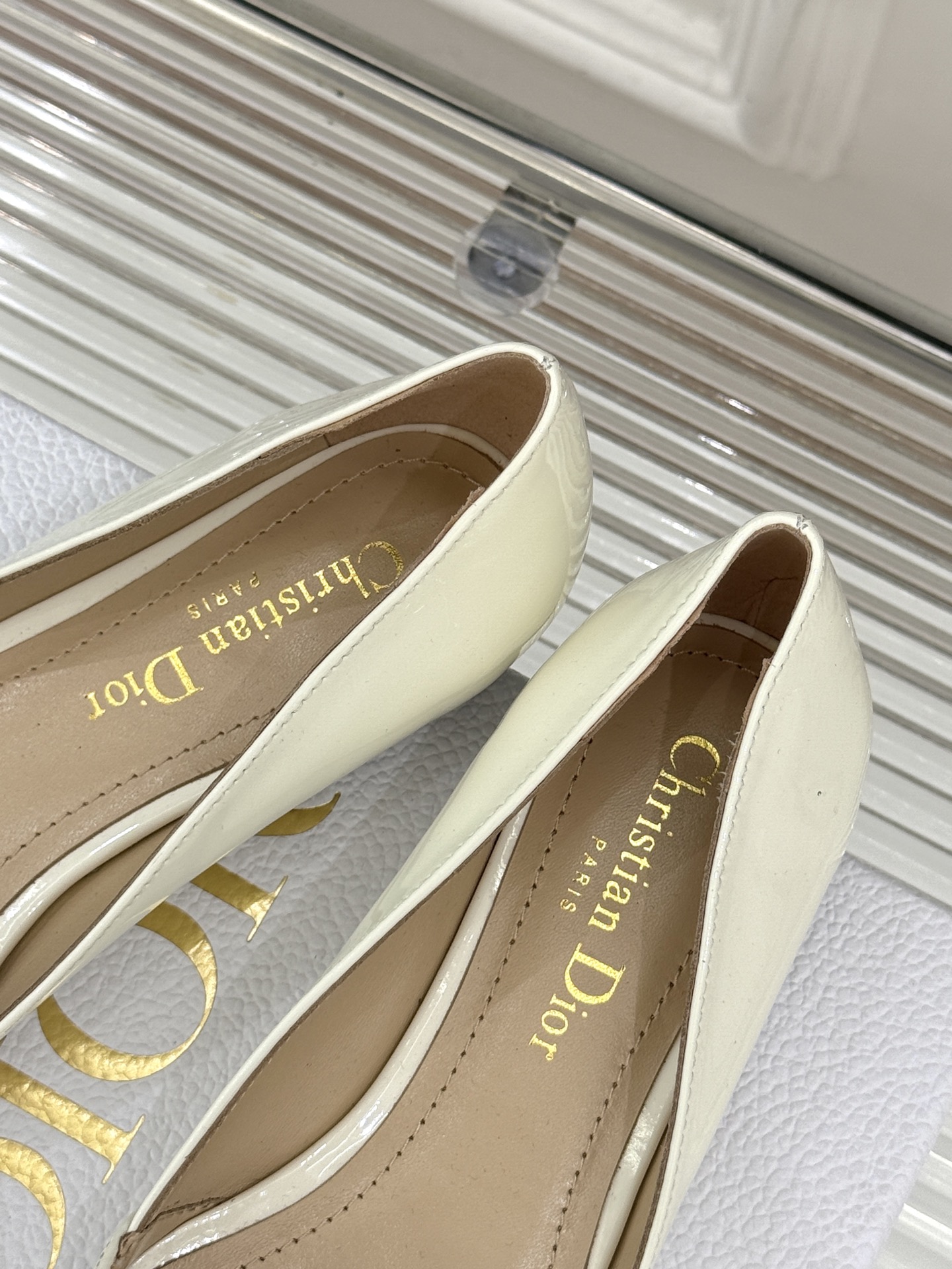 
Dior/迪奥25S新品尖头字母尖头
后跟凉鞋高跟鞋
这季的字母系列真的要狂种草啦~
字母logo设计
