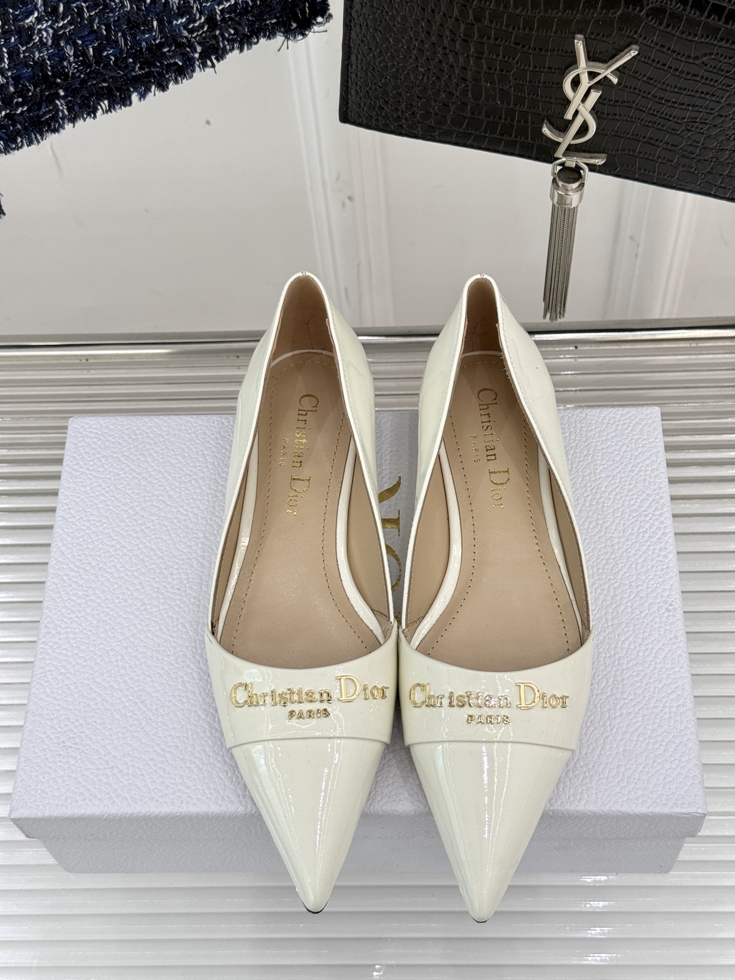 
Dior/迪奥25S新品尖头字母尖头
后跟凉鞋高跟鞋
这季的字母系列真的要狂种草啦~
字母logo设计