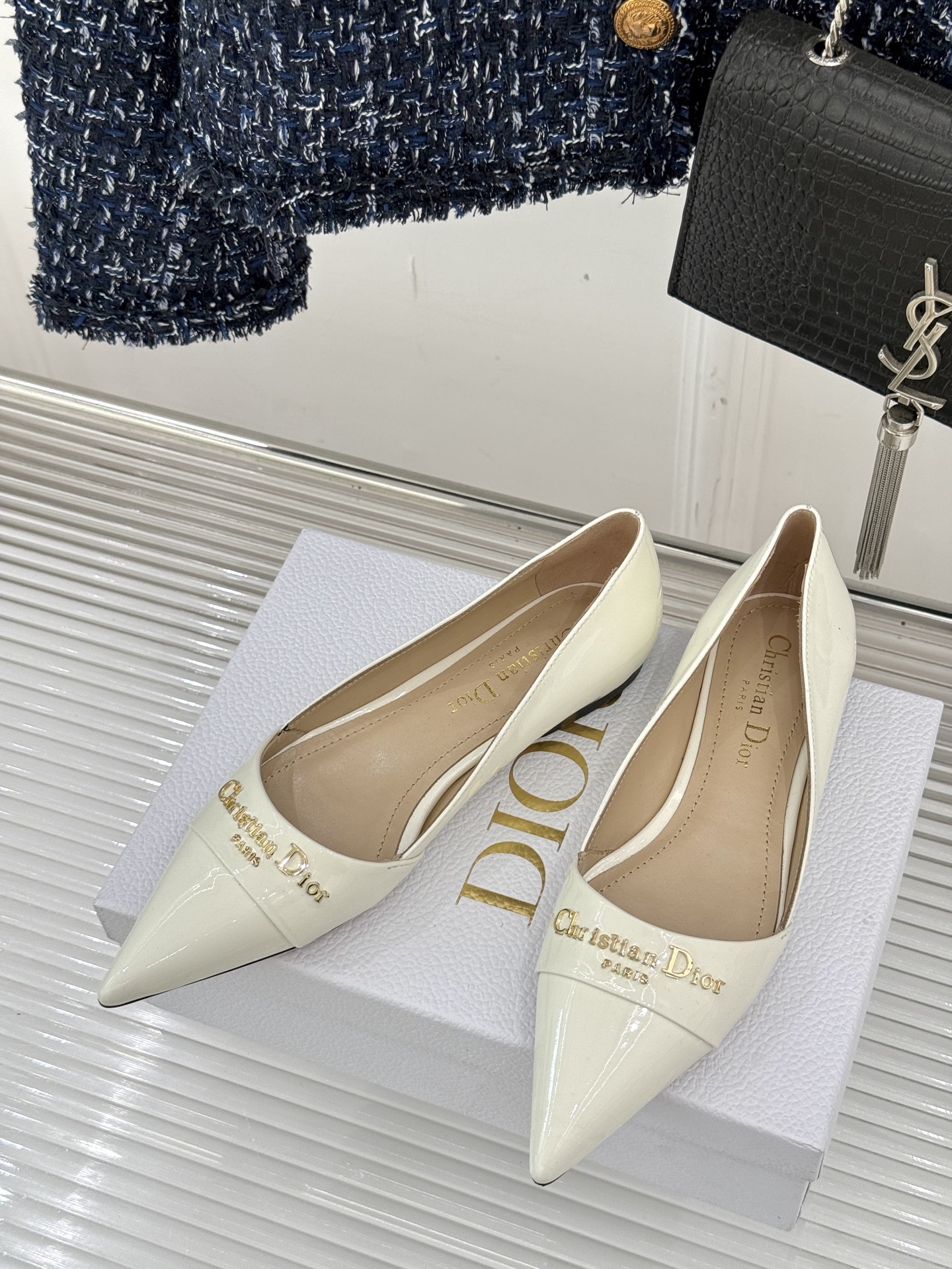 
Dior/迪奥25S新品尖头字母尖头
后跟凉鞋高跟鞋
这季的字母系列真的要狂种草啦~
字母logo设计