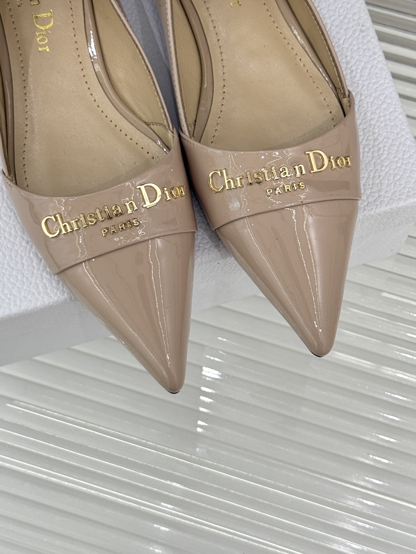 
Dior/迪奥25S新品尖头字母尖头
后跟凉鞋高跟鞋
这季的字母系列真的要狂种草啦~
字母logo设计