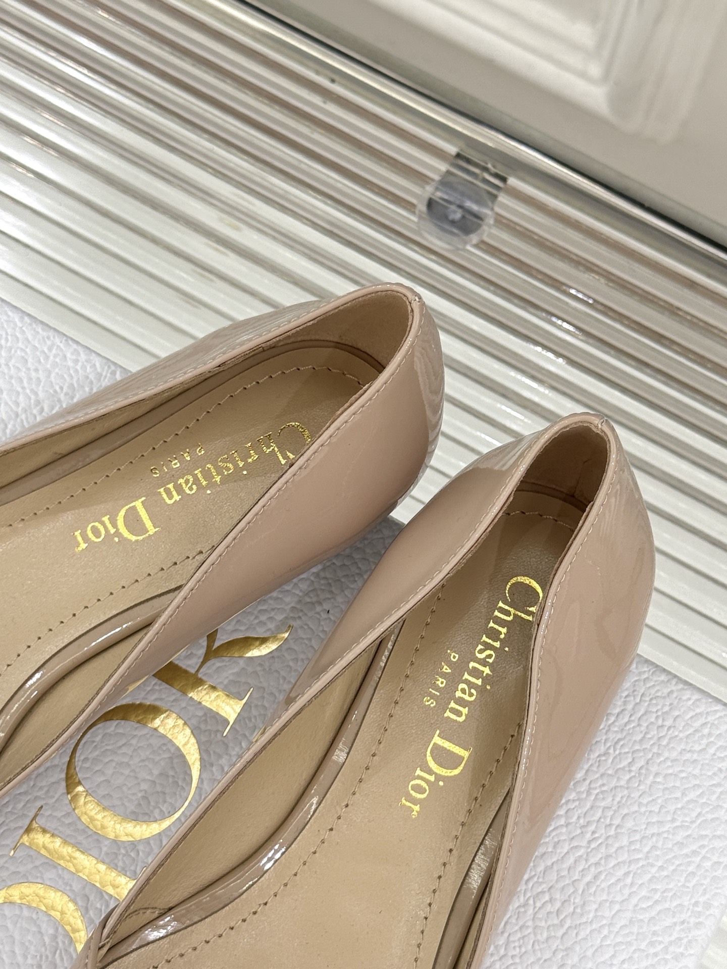 
Dior/迪奥25S新品尖头字母尖头
后跟凉鞋高跟鞋
这季的字母系列真的要狂种草啦~
字母logo设计