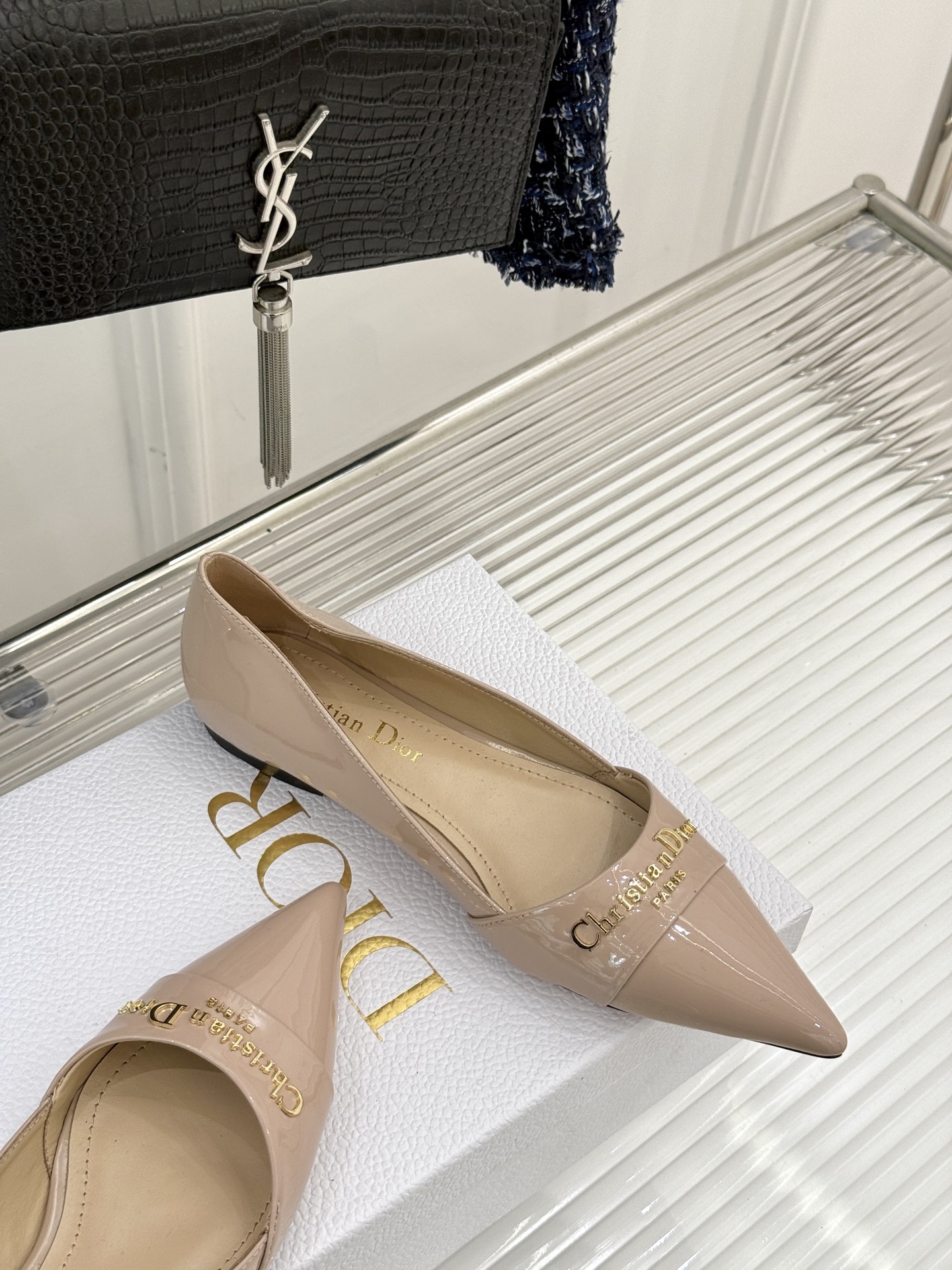 
Dior/迪奥25S新品尖头字母尖头
后跟凉鞋高跟鞋
这季的字母系列真的要狂种草啦~
字母logo设计