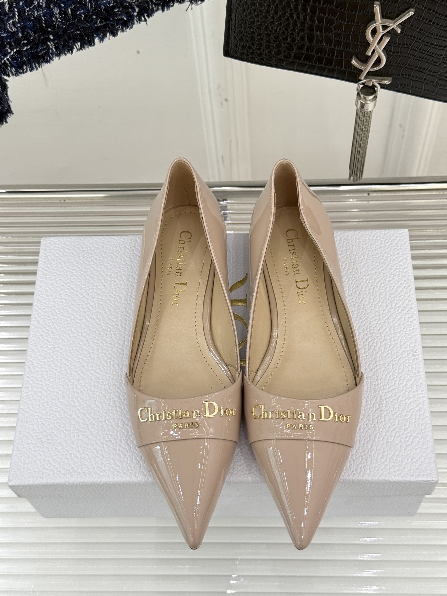 
Dior/迪奥25S新品尖头字母尖头
后跟凉鞋高跟鞋
这季的字母系列真的要狂种草啦~
字母logo设计