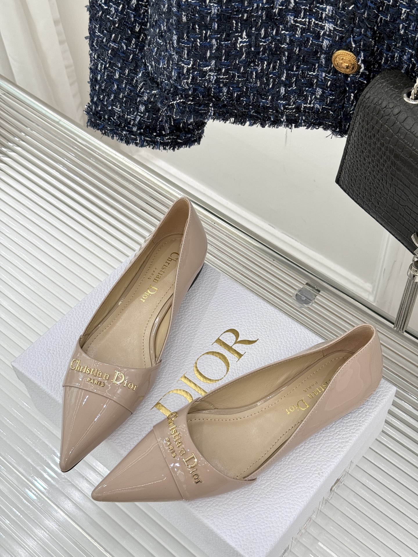 
Dior/迪奥25S新品尖头字母尖头
后跟凉鞋高跟鞋
这季的字母系列真的要狂种草啦~
字母logo设计