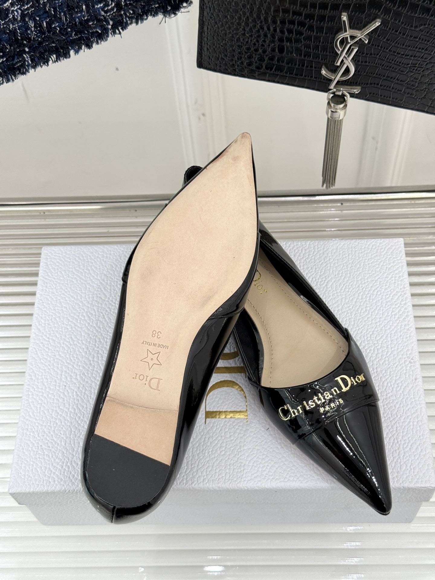 
Dior/迪奥25S新品尖头字母尖头
后跟凉鞋高跟鞋
这季的字母系列真的要狂种草啦~
字母logo设计