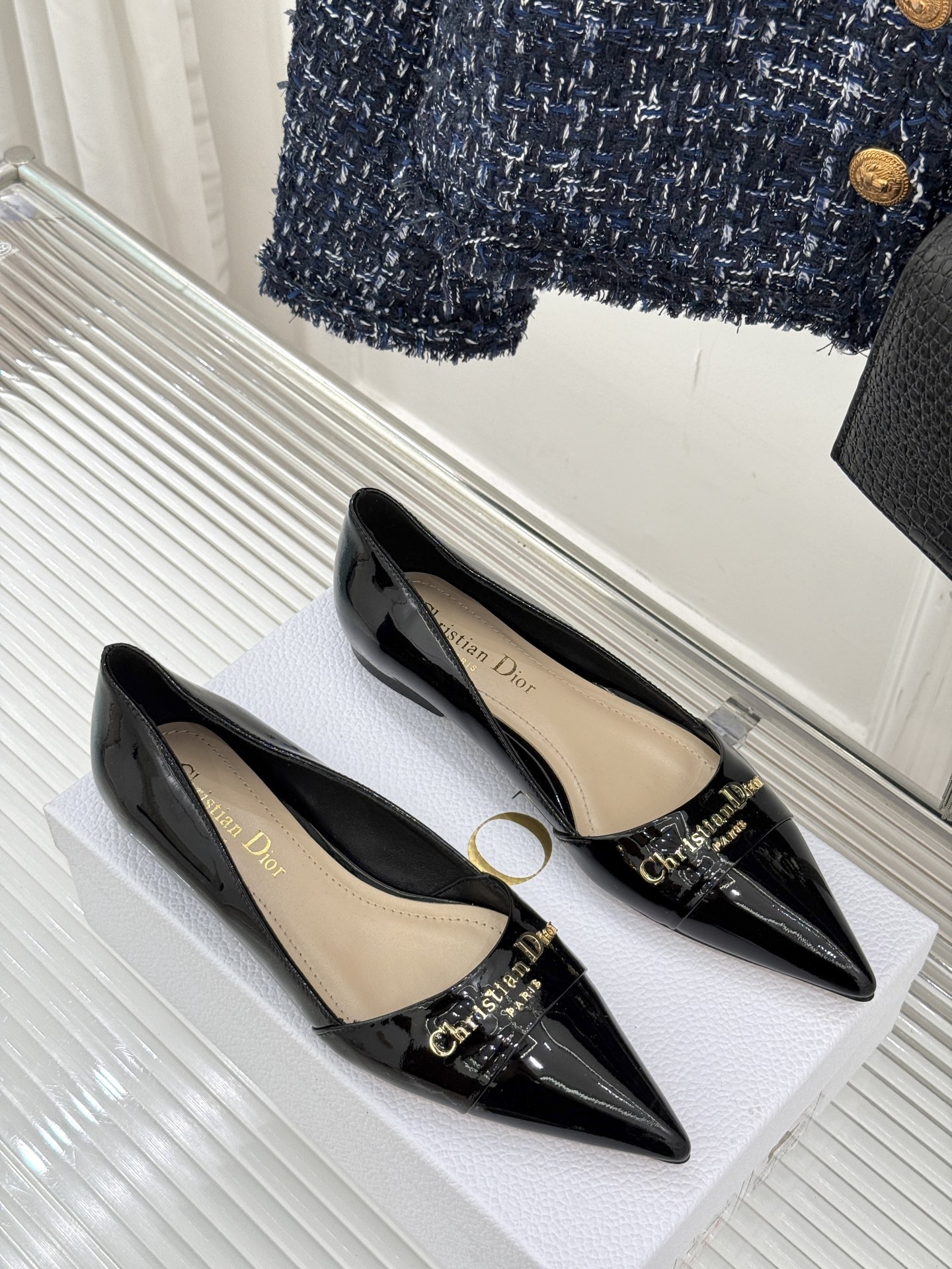 
Dior/迪奥25S新品尖头字母尖头
后跟凉鞋高跟鞋
这季的字母系列真的要狂种草啦~
字母logo设计