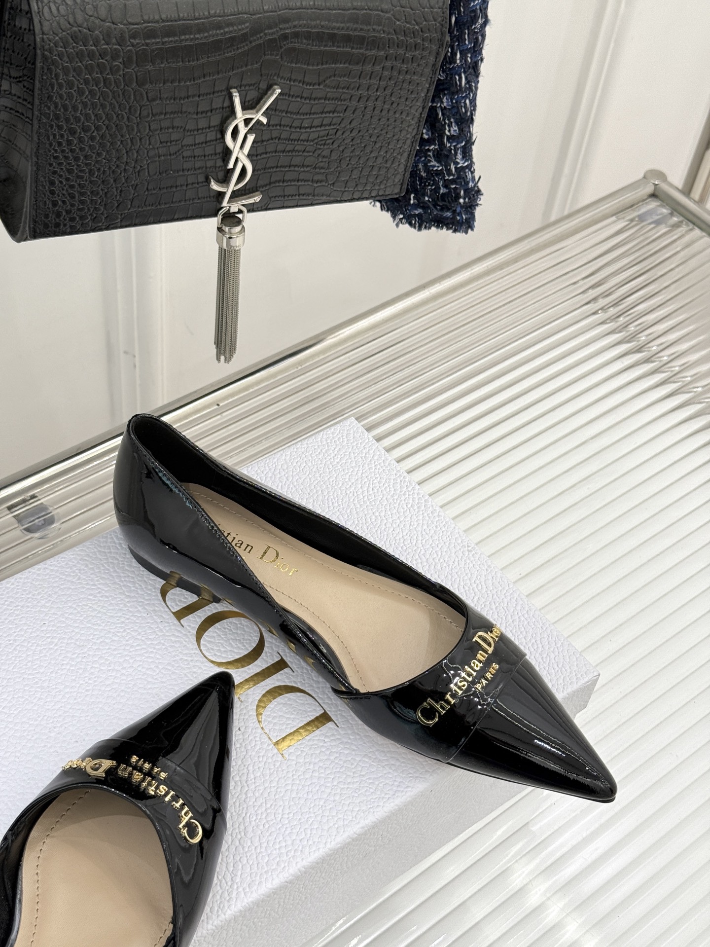 
Dior/迪奥25S新品尖头字母尖头
后跟凉鞋高跟鞋
这季的字母系列真的要狂种草啦~
字母logo设计