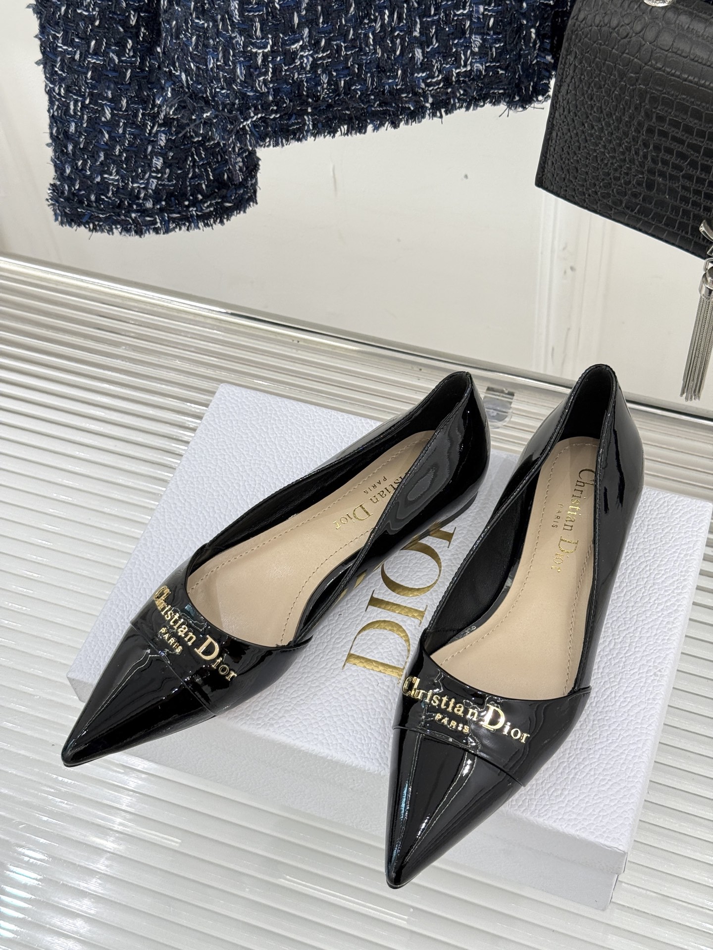 
Dior/迪奥25S新品尖头字母尖头
后跟凉鞋高跟鞋
这季的字母系列真的要狂种草啦~
字母logo设计