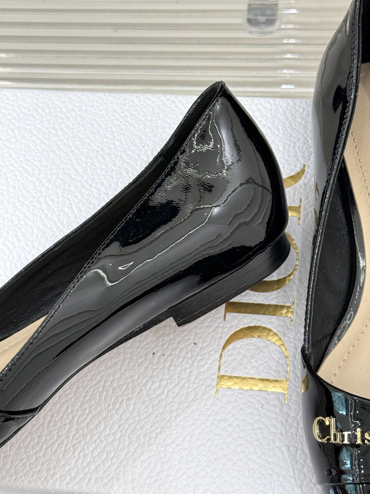 
Dior/迪奥25S新品尖头字母尖头
后跟凉鞋高跟鞋
这季的字母系列真的要狂种草啦~
字母logo设计