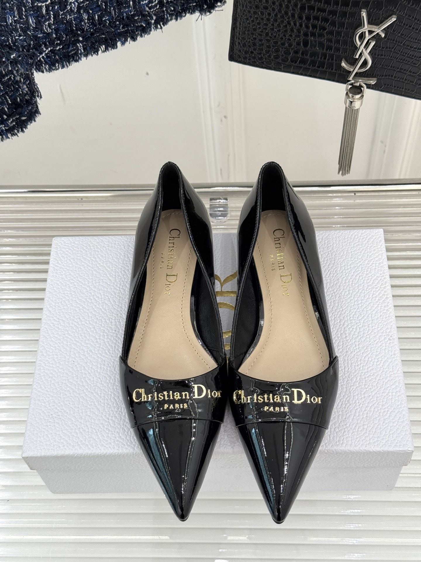 
Dior/迪奥25S新品尖头字母尖头
后跟凉鞋高跟鞋
这季的字母系列真的要狂种草啦~
字母logo设计