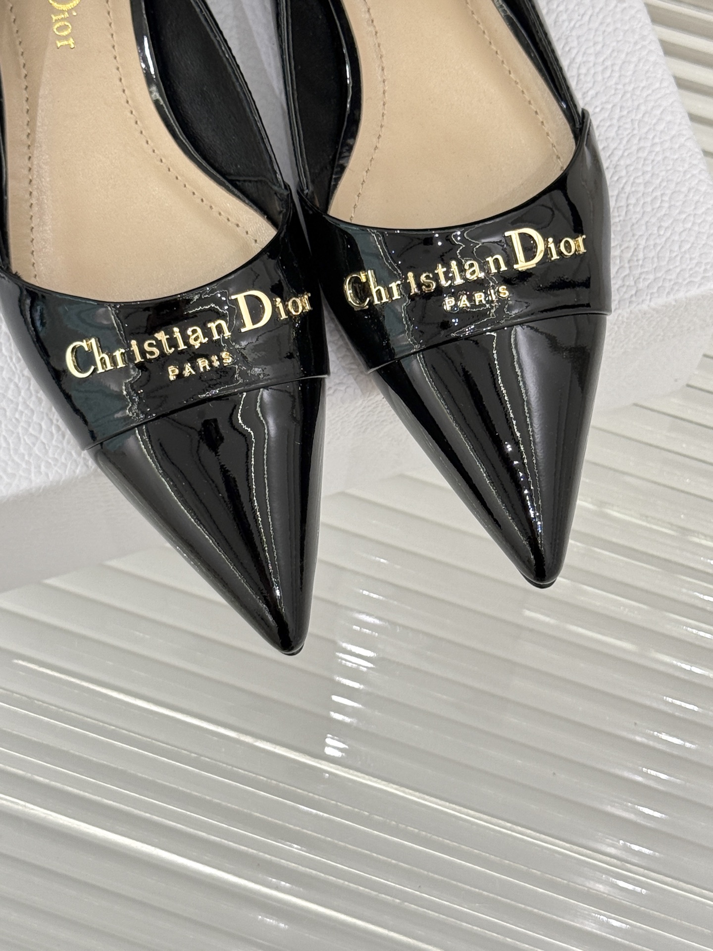 
Dior/迪奥25S新品尖头字母尖头
后跟凉鞋高跟鞋
这季的字母系列真的要狂种草啦~
字母logo设计