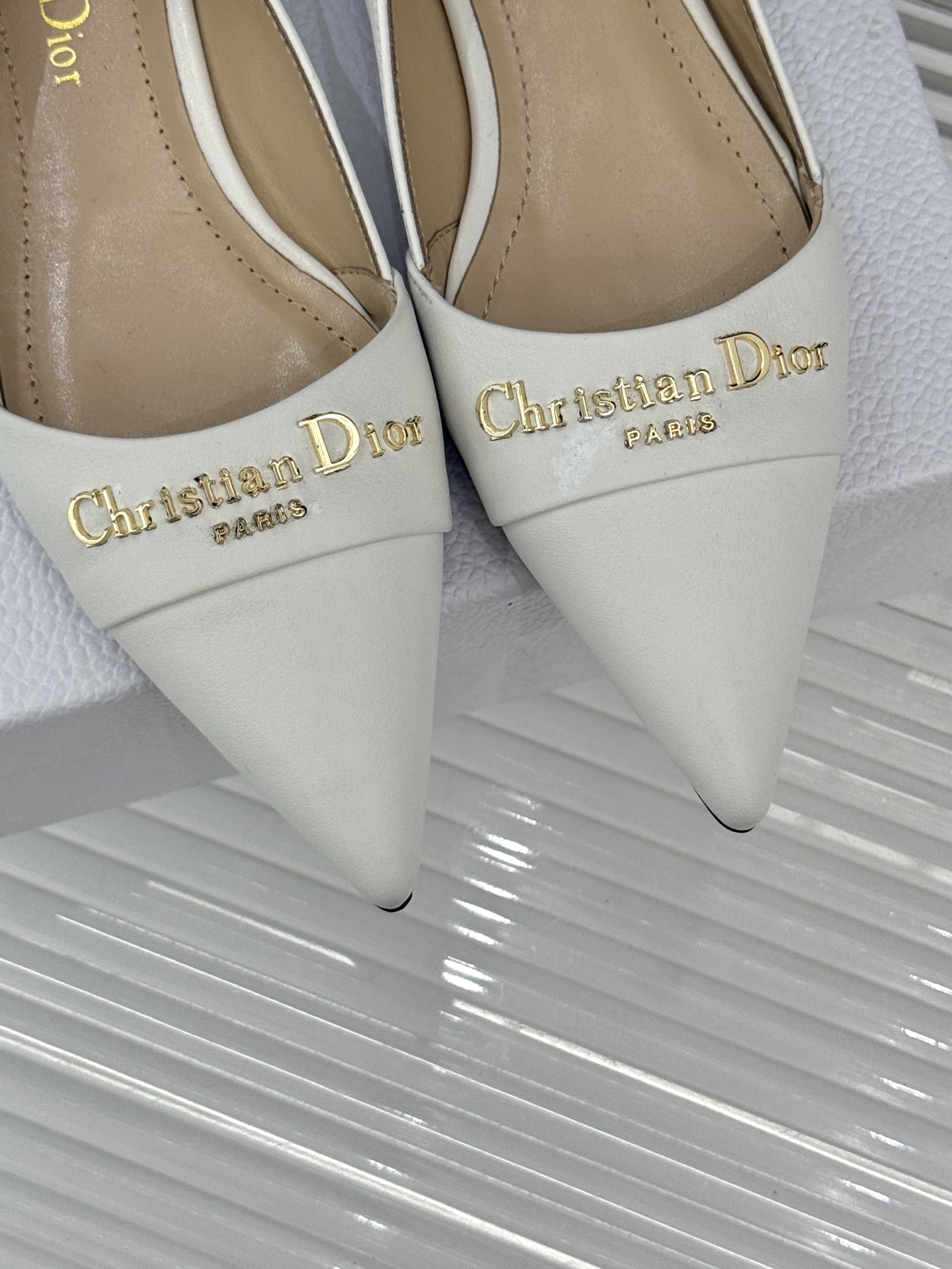 
Dior/迪奥25S新品尖头字母尖头
后跟凉鞋高跟鞋
这季的字母系列真的要狂种草啦~
字母logo设计