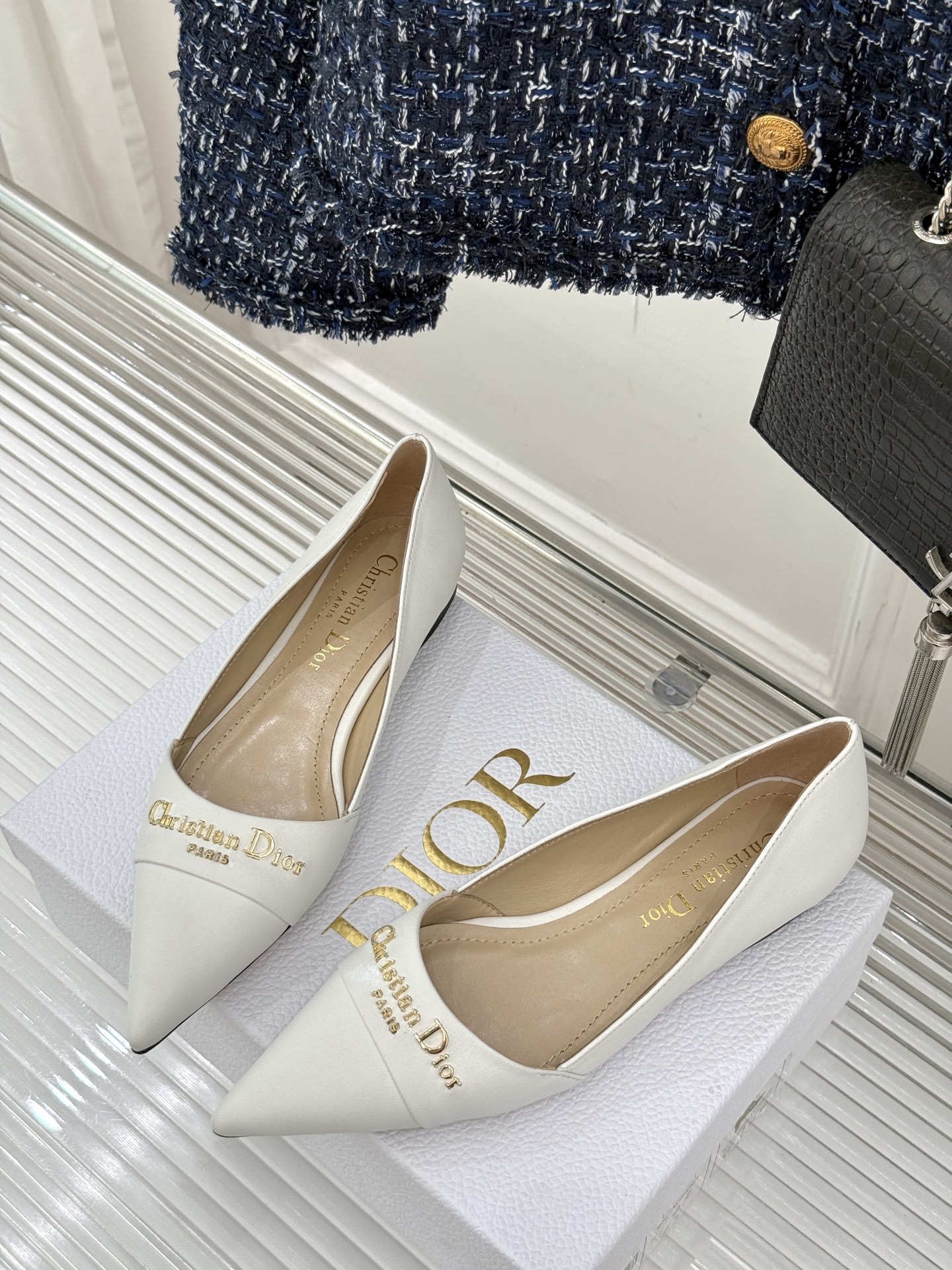 
Dior/迪奥25S新品尖头字母尖头
后跟凉鞋高跟鞋
这季的字母系列真的要狂种草啦~
字母logo设计