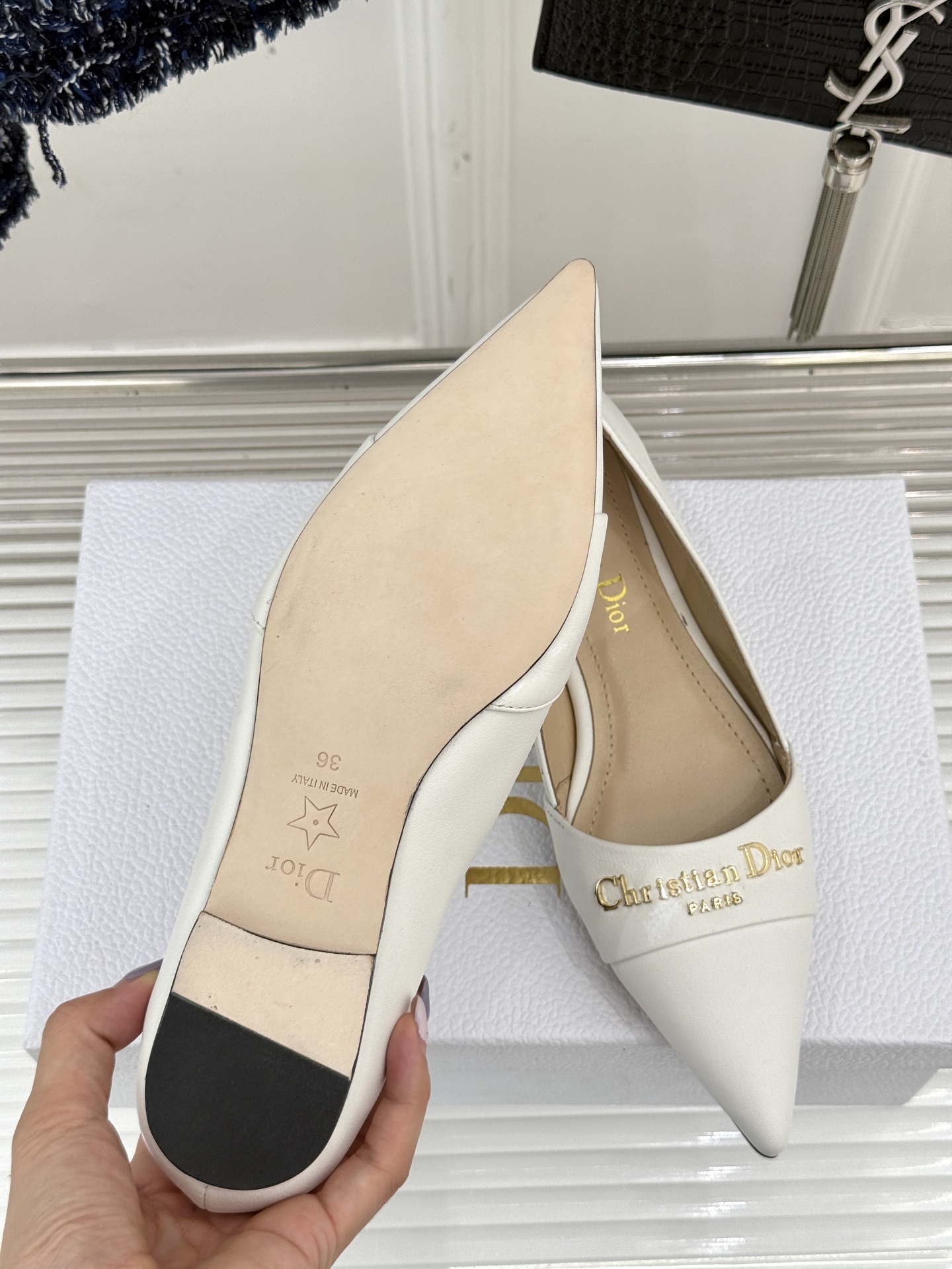 
Dior/迪奥25S新品尖头字母尖头
后跟凉鞋高跟鞋
这季的字母系列真的要狂种草啦~
字母logo设计
