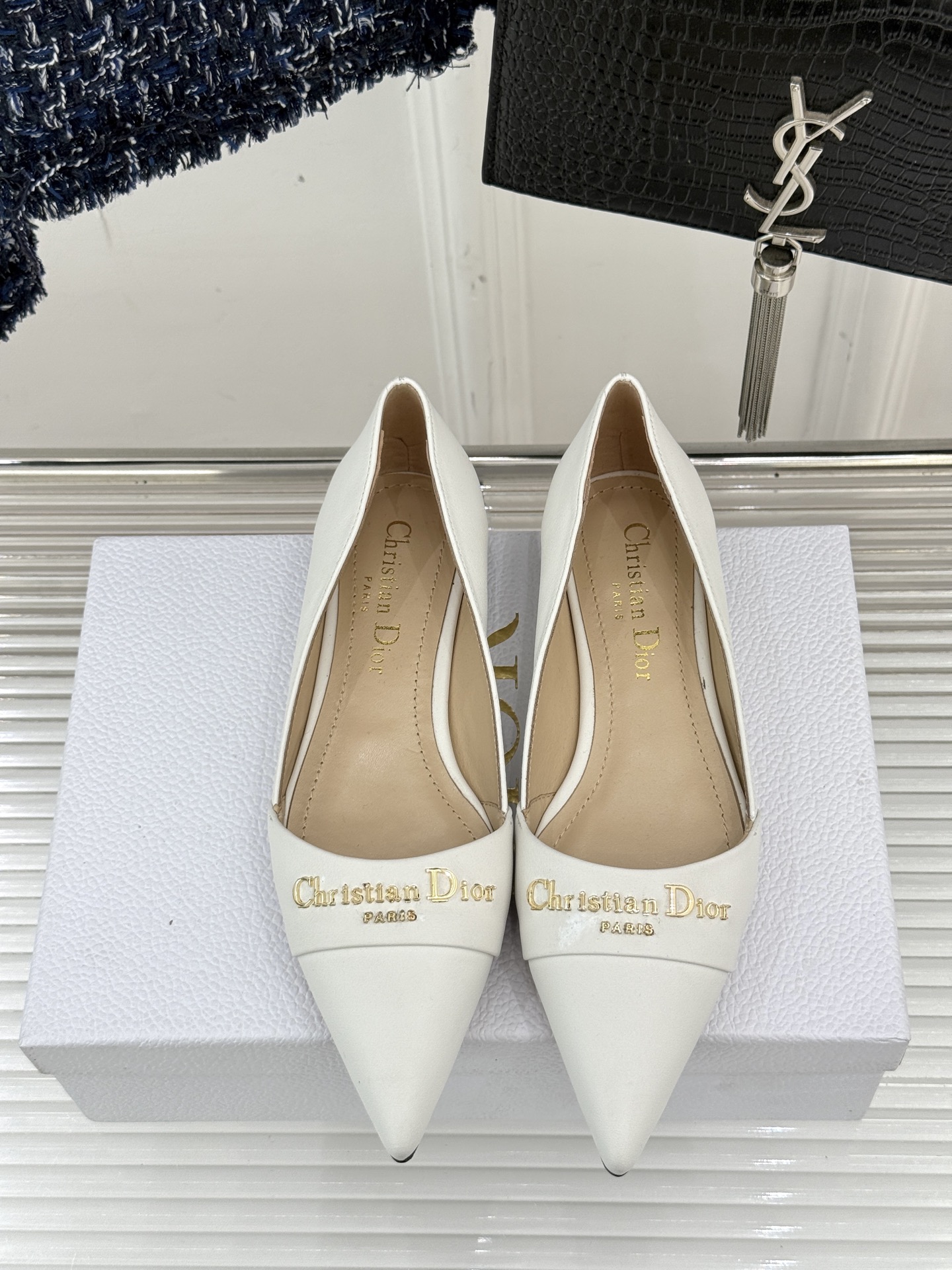 
Dior/迪奥25S新品尖头字母尖头
后跟凉鞋高跟鞋
这季的字母系列真的要狂种草啦~
字母logo设计