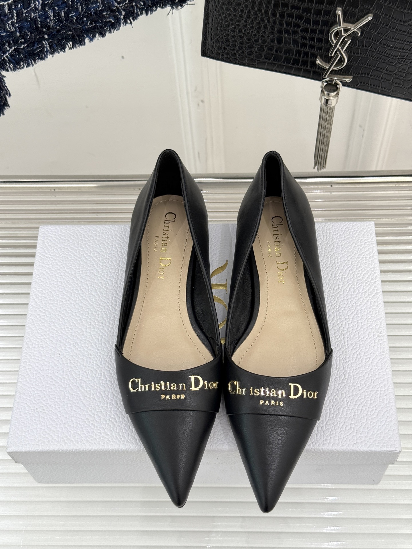 
Dior/迪奥25S新品尖头字母尖头
后跟凉鞋高跟鞋
这季的字母系列真的要狂种草啦~
字母logo设计