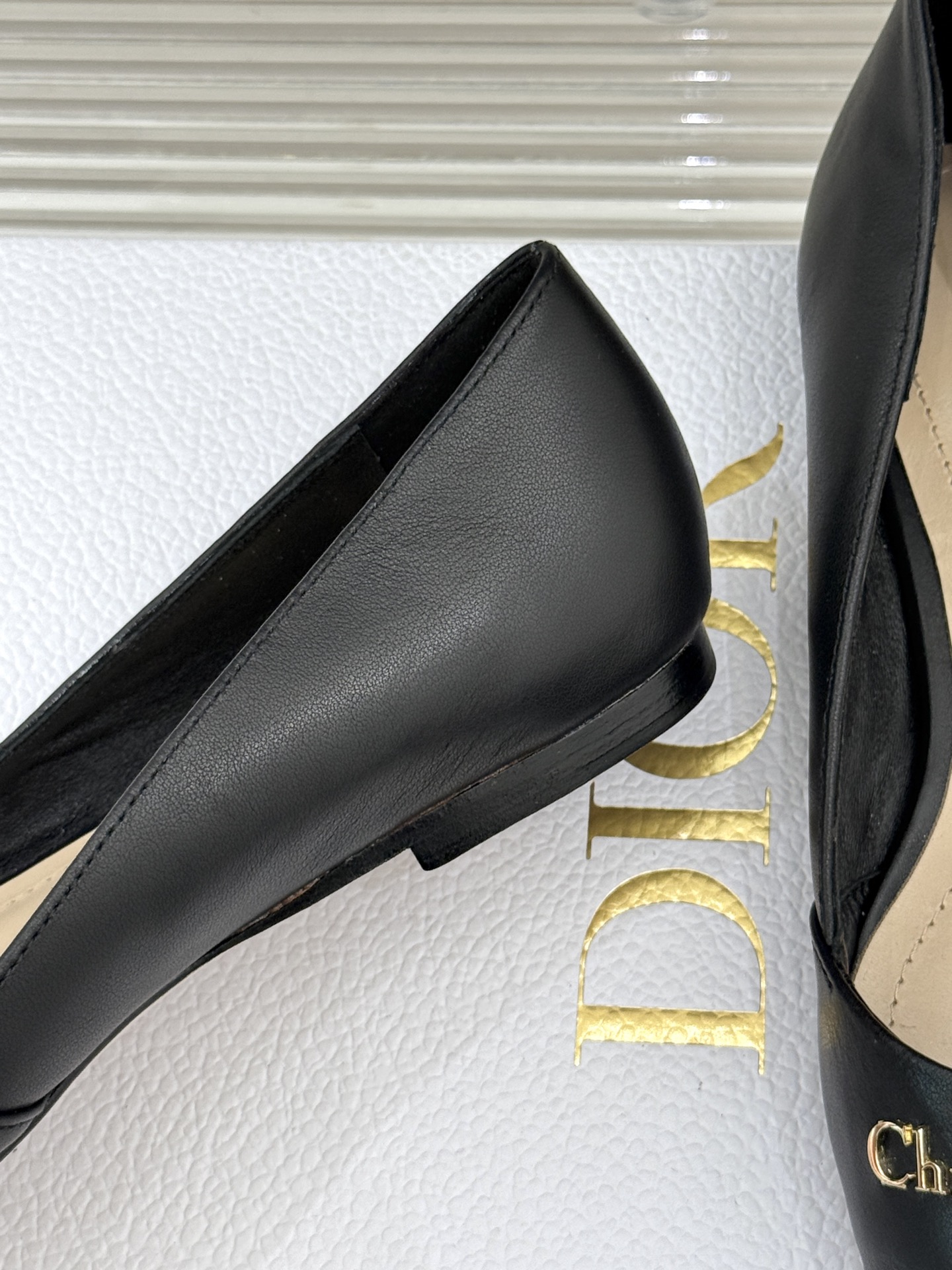 
Dior/迪奥25S新品尖头字母尖头
后跟凉鞋高跟鞋
这季的字母系列真的要狂种草啦~
字母logo设计