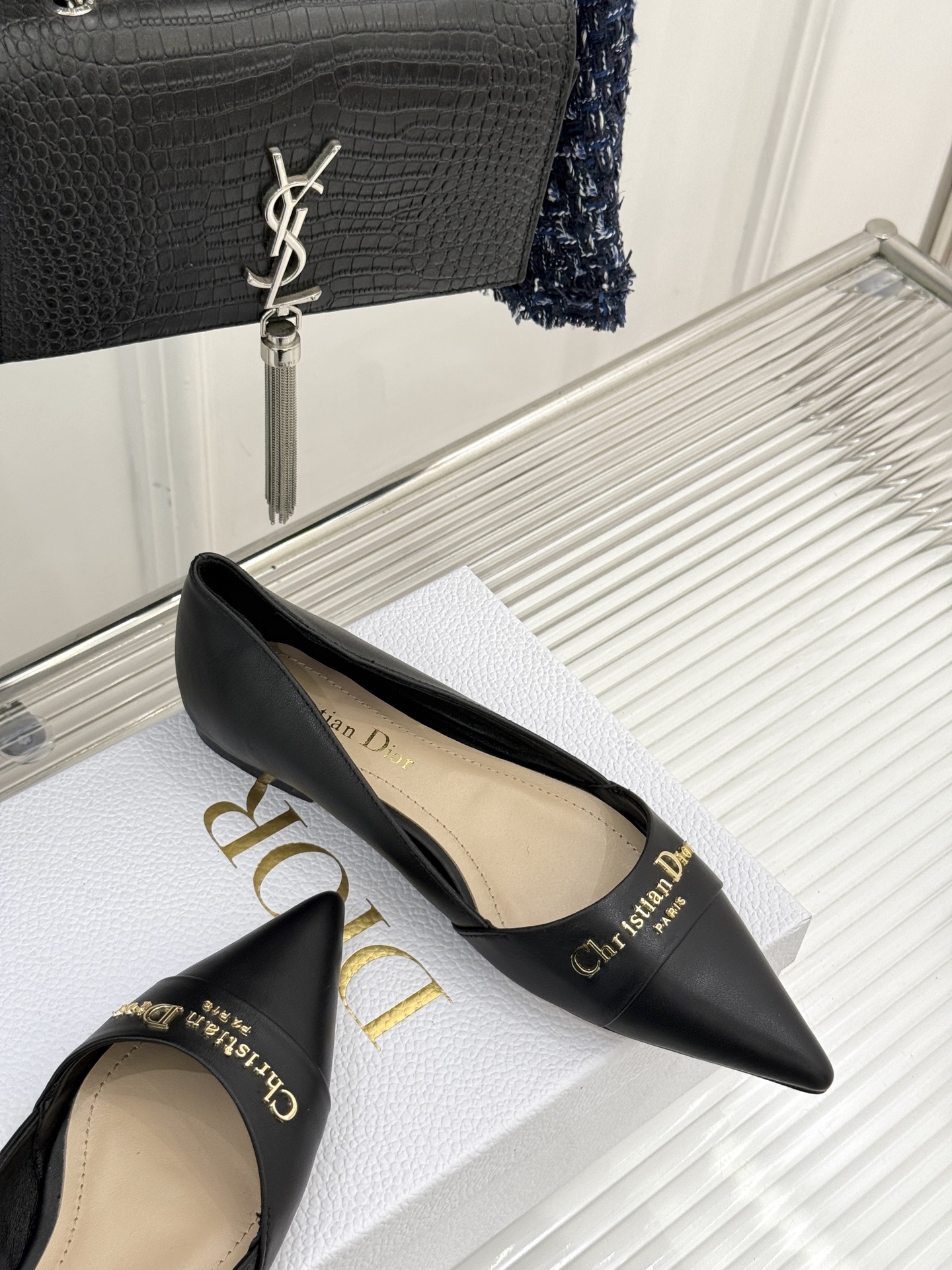 
Dior/迪奥25S新品尖头字母尖头
后跟凉鞋高跟鞋
这季的字母系列真的要狂种草啦~
字母logo设计