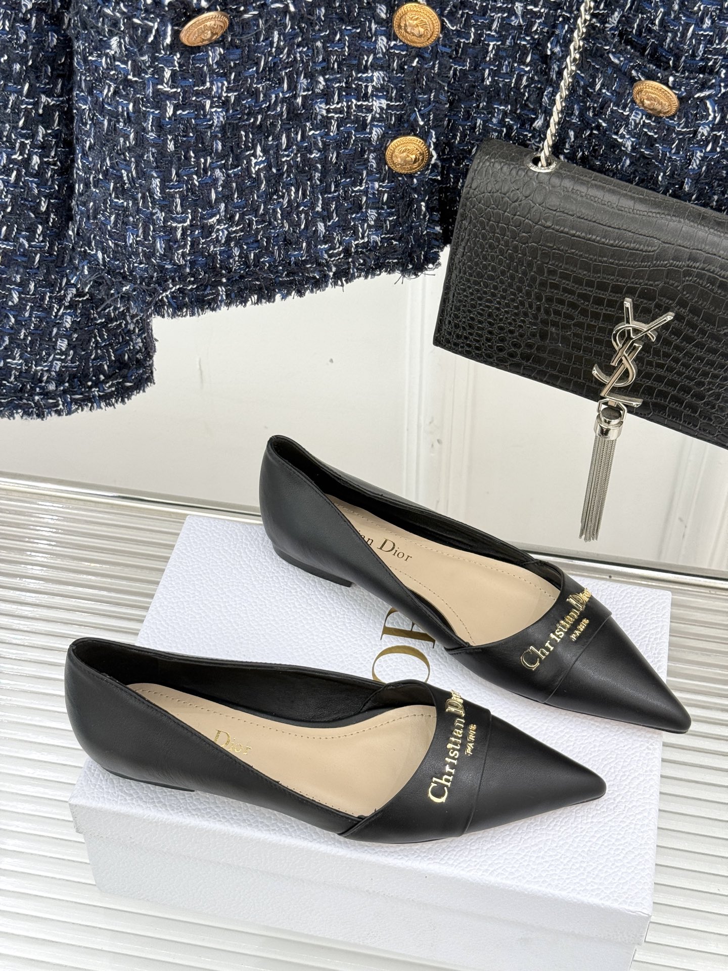 
Dior/迪奥25S新品尖头字母尖头
后跟凉鞋高跟鞋
这季的字母系列真的要狂种草啦~
字母logo设计