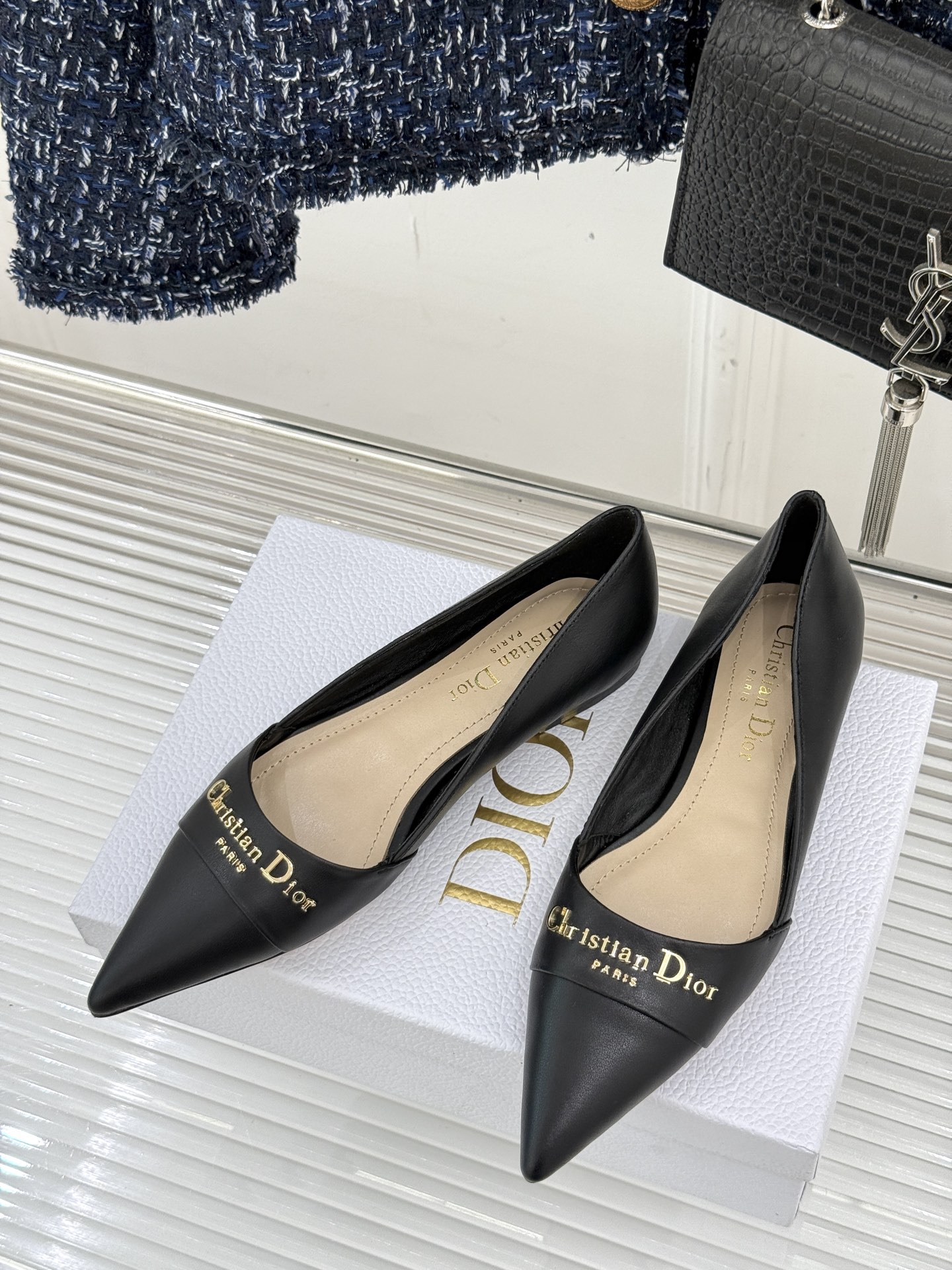 
Dior/迪奥25S新品尖头字母尖头
后跟凉鞋高跟鞋
这季的字母系列真的要狂种草啦~
字母logo设计