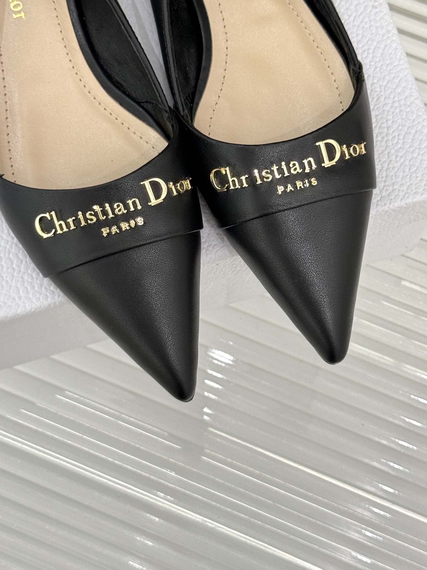 
Dior/迪奥25S新品尖头字母尖头
后跟凉鞋高跟鞋
这季的字母系列真的要狂种草啦~
字母logo设计