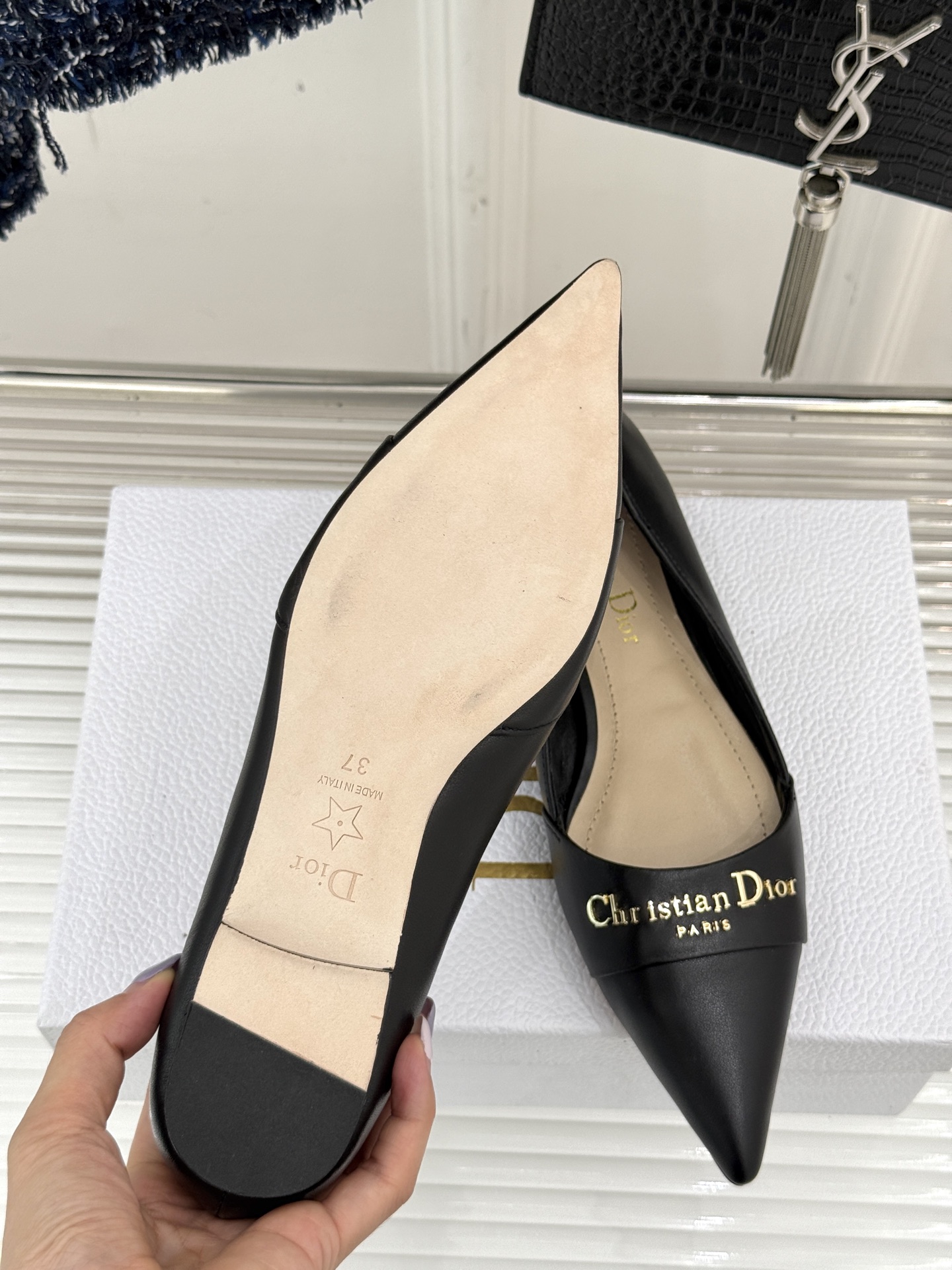 
Dior/迪奥25S新品尖头字母尖头
后跟凉鞋高跟鞋
这季的字母系列真的要狂种草啦~
字母logo设计