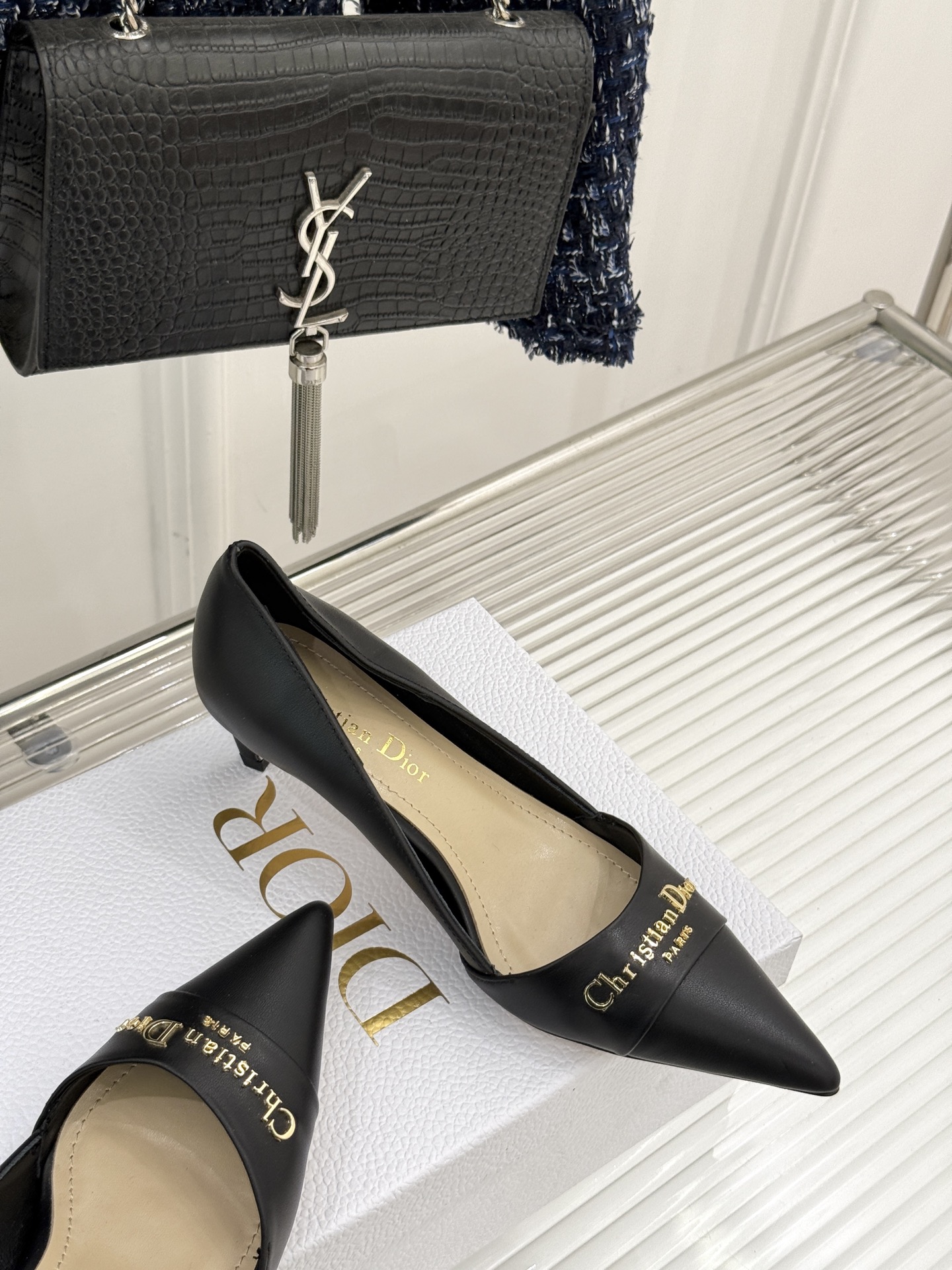 
Dior/迪奥25S新品尖头字母尖头
后跟凉鞋高跟鞋
这季的字母系列真的要狂种草啦~
字母logo设计