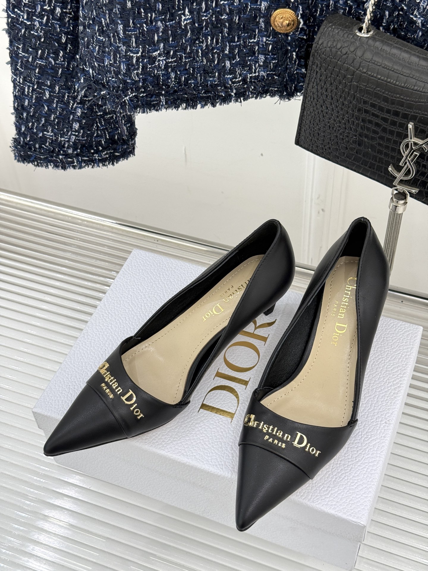 
Dior/迪奥25S新品尖头字母尖头
后跟凉鞋高跟鞋
这季的字母系列真的要狂种草啦~
字母logo设计