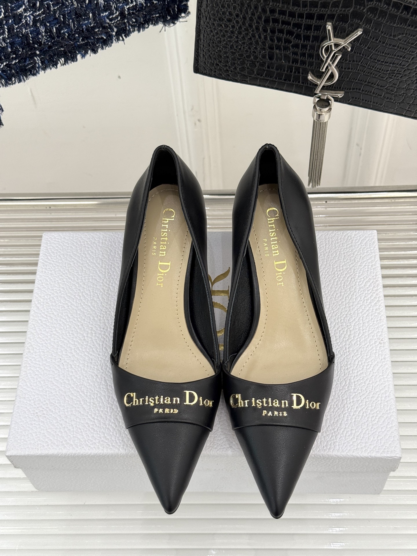 
Dior/迪奥25S新品尖头字母尖头
后跟凉鞋高跟鞋
这季的字母系列真的要狂种草啦~
字母logo设计